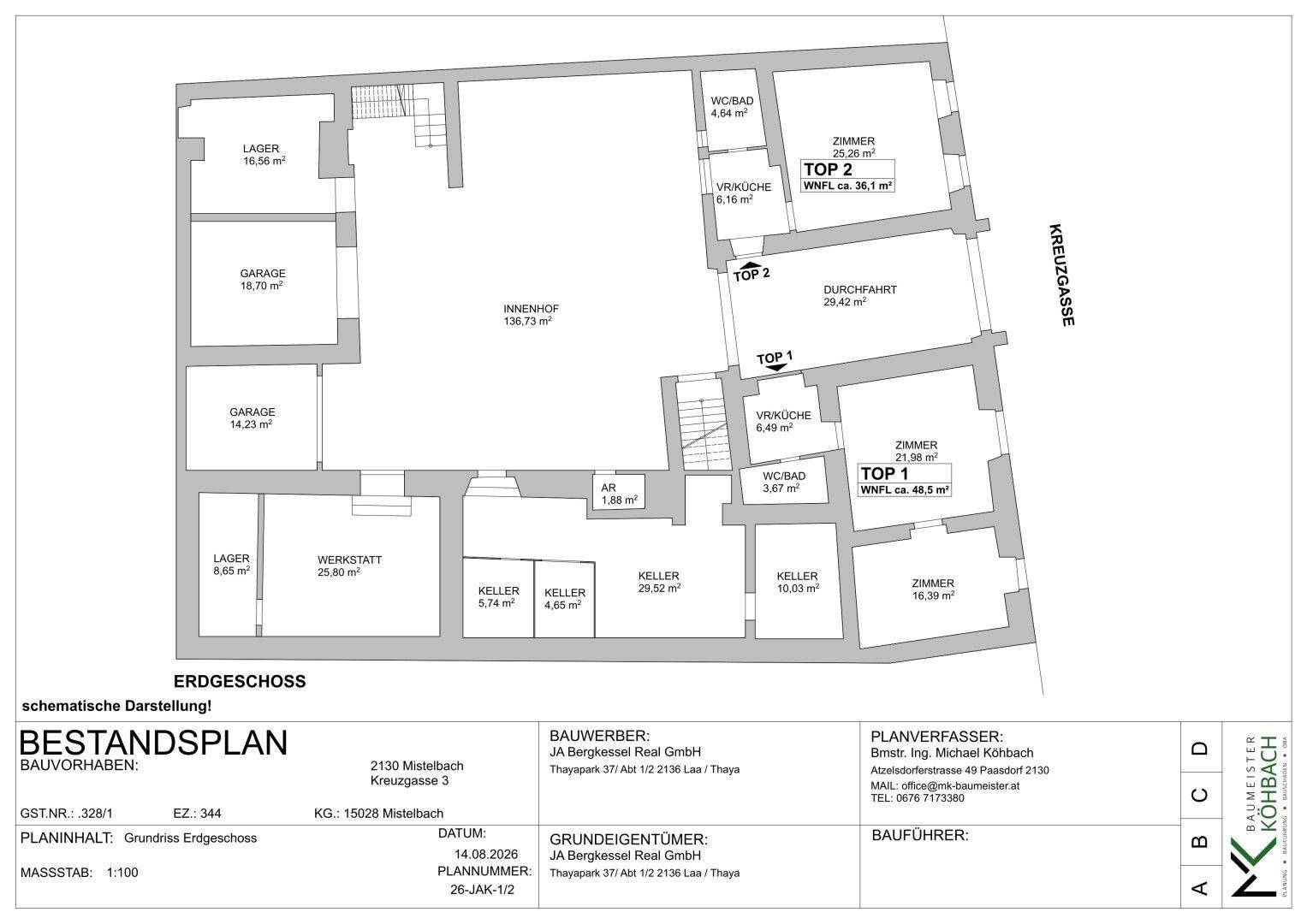 Grundriss des Erdgeschosses mit Garagen, Kellerräumen und Wohnbereichen.
