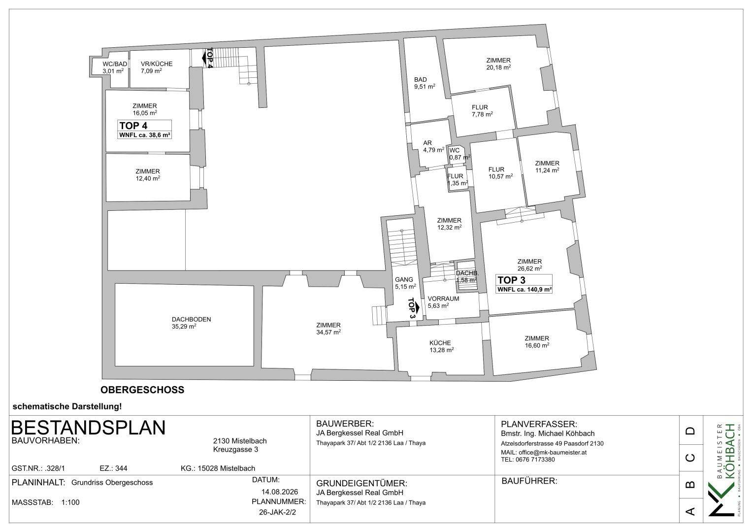 Grundriss des Obergeschosses mit mehreren Zimmern, Bädern und Dachbodenflächen.