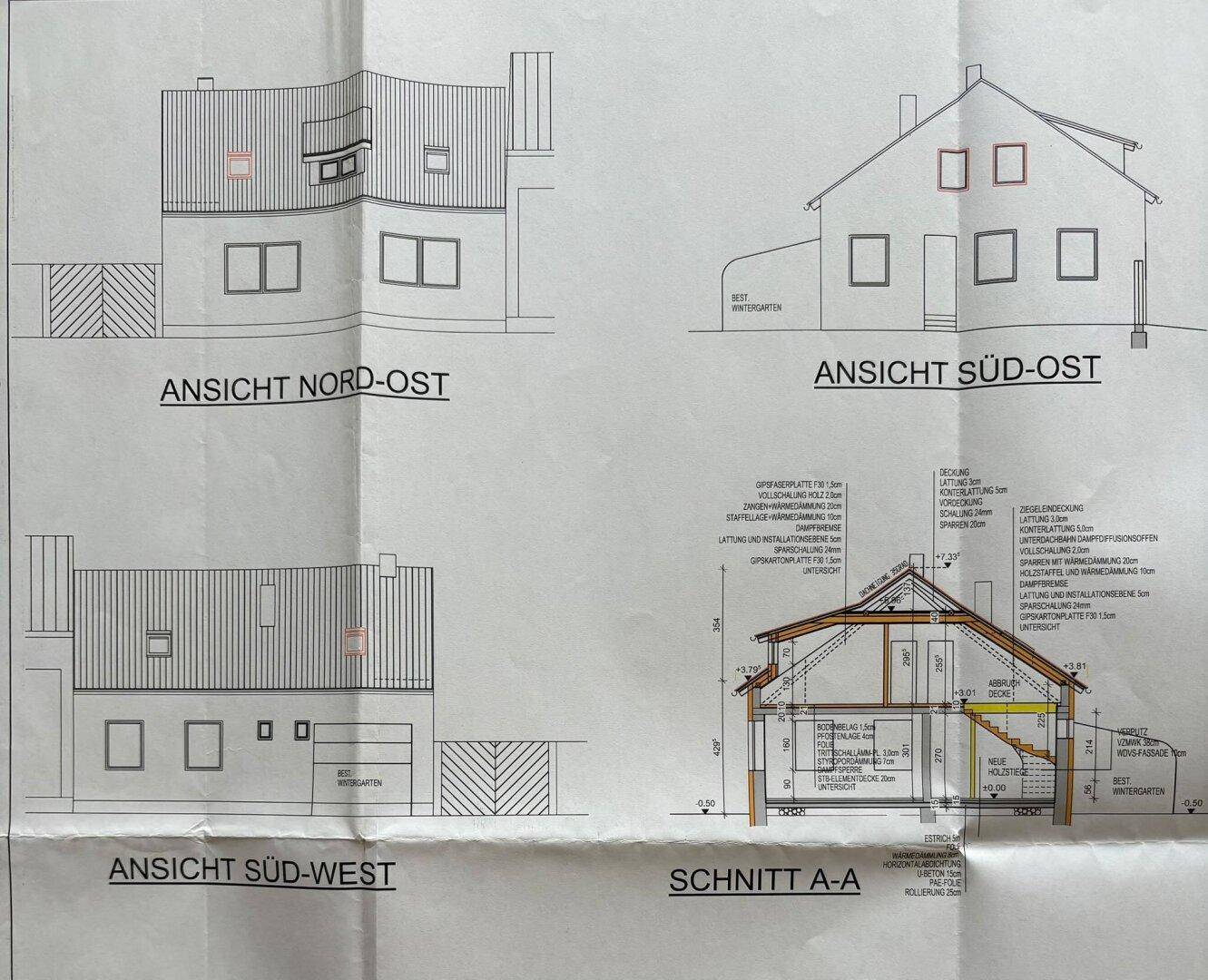 Architektonische Zeichnungen mit verschiedenen Ansichten und einem Schnitt des Gebäudes.