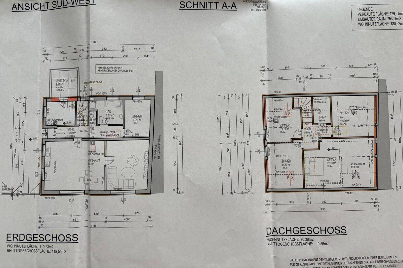 Grundrisse für Erdgeschoss und Dachgeschoss, die die Raumaufteilung und Flächen zeigen.