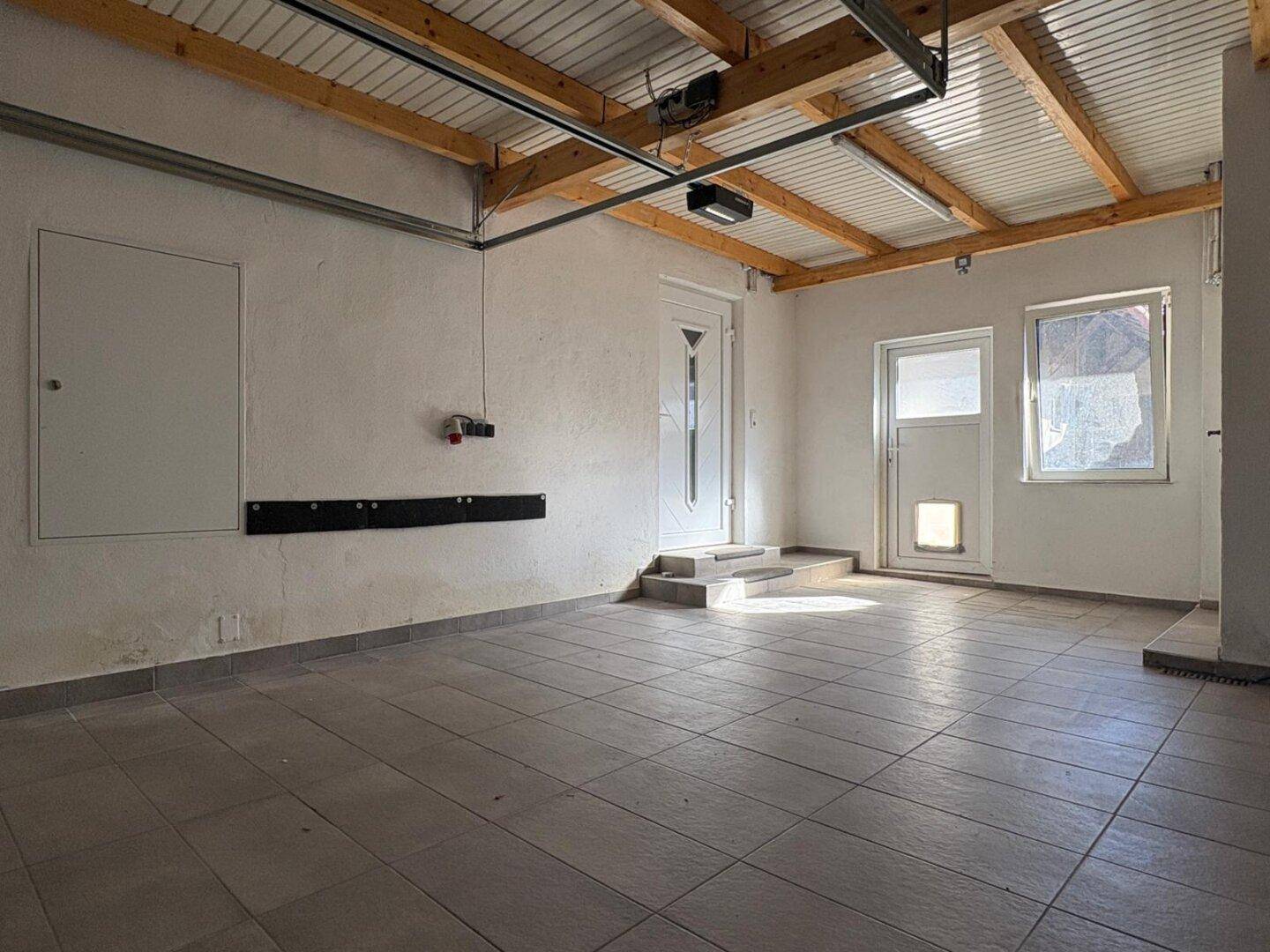 Haupteingang (Garage | rechts externes WC)