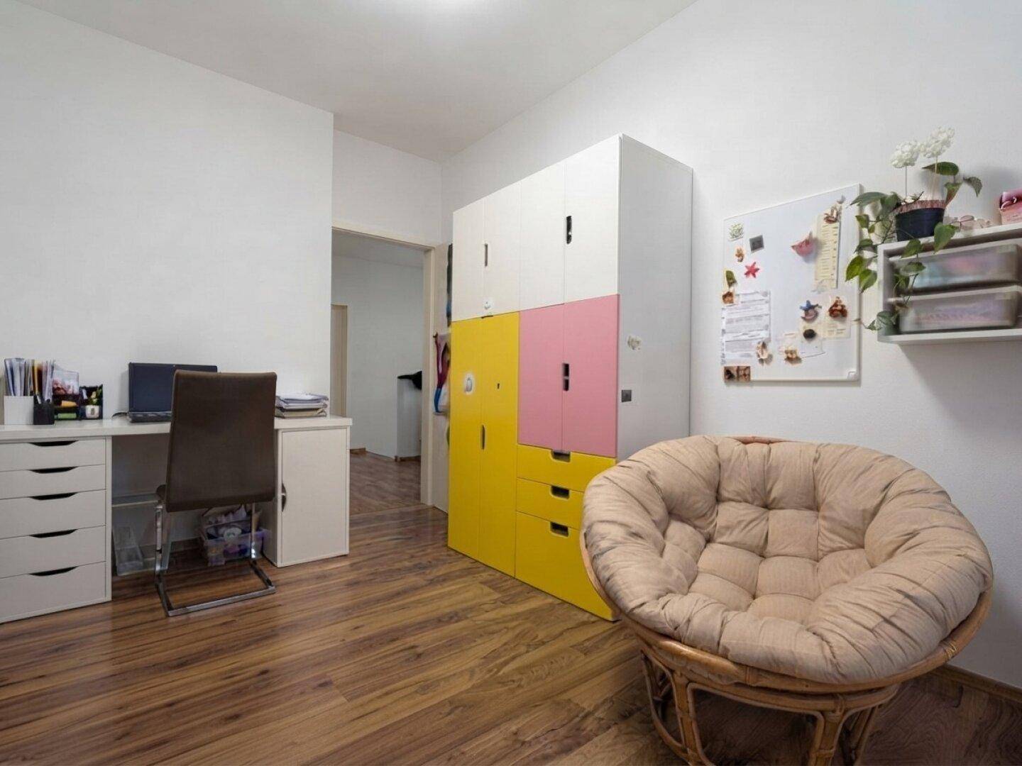 Schlafzimmer 3 (derzeit Büro)