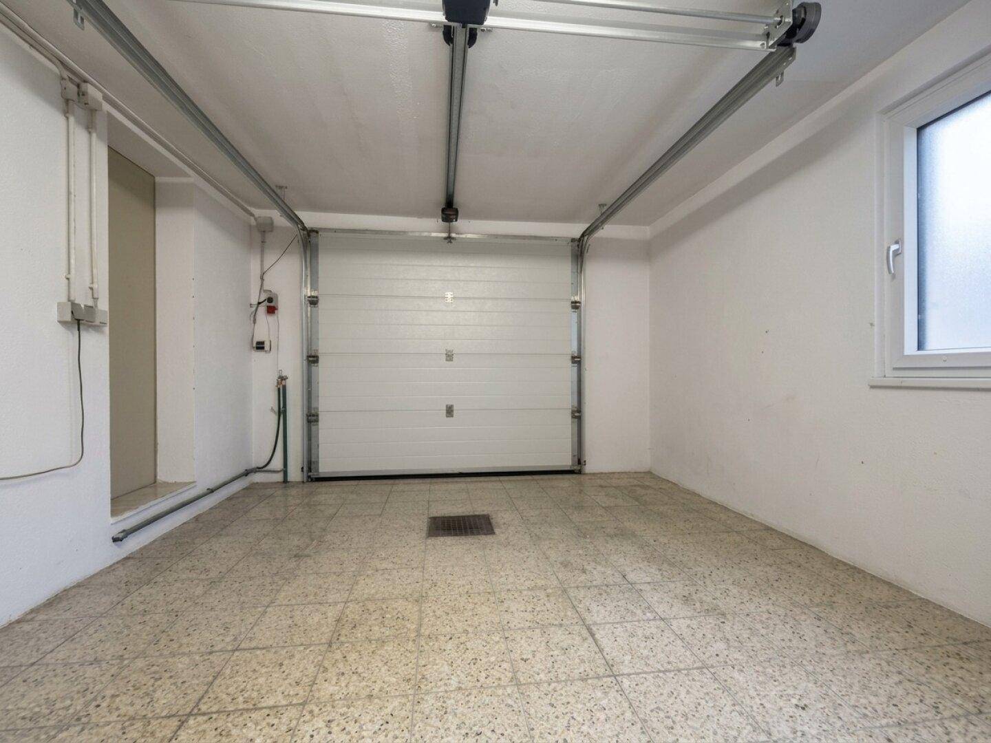 Garage (elektr. Tor | Zugang zum Garten)