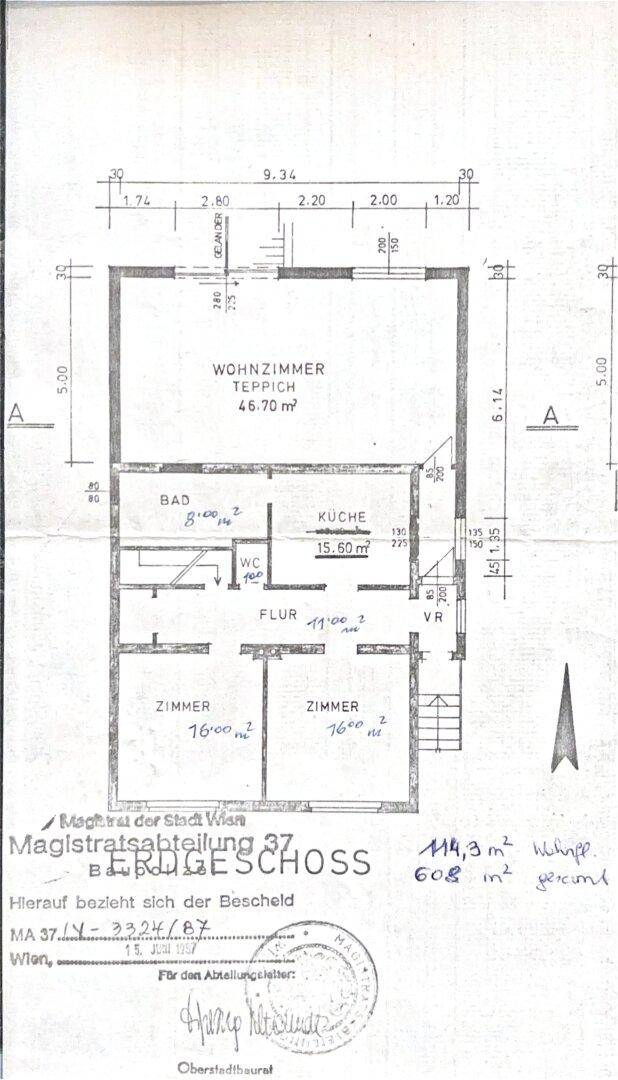 Grundriss des Erdgeschosses mit Wohnzimmer, Küche, Bad und zwei Zimmern.