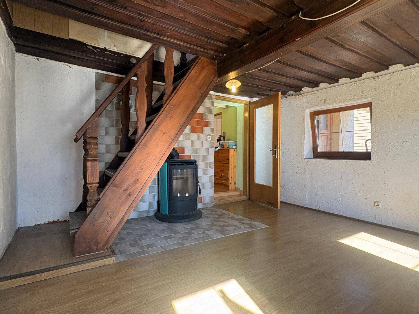 Wohnzimmer (Treppe zum Dachausbau)