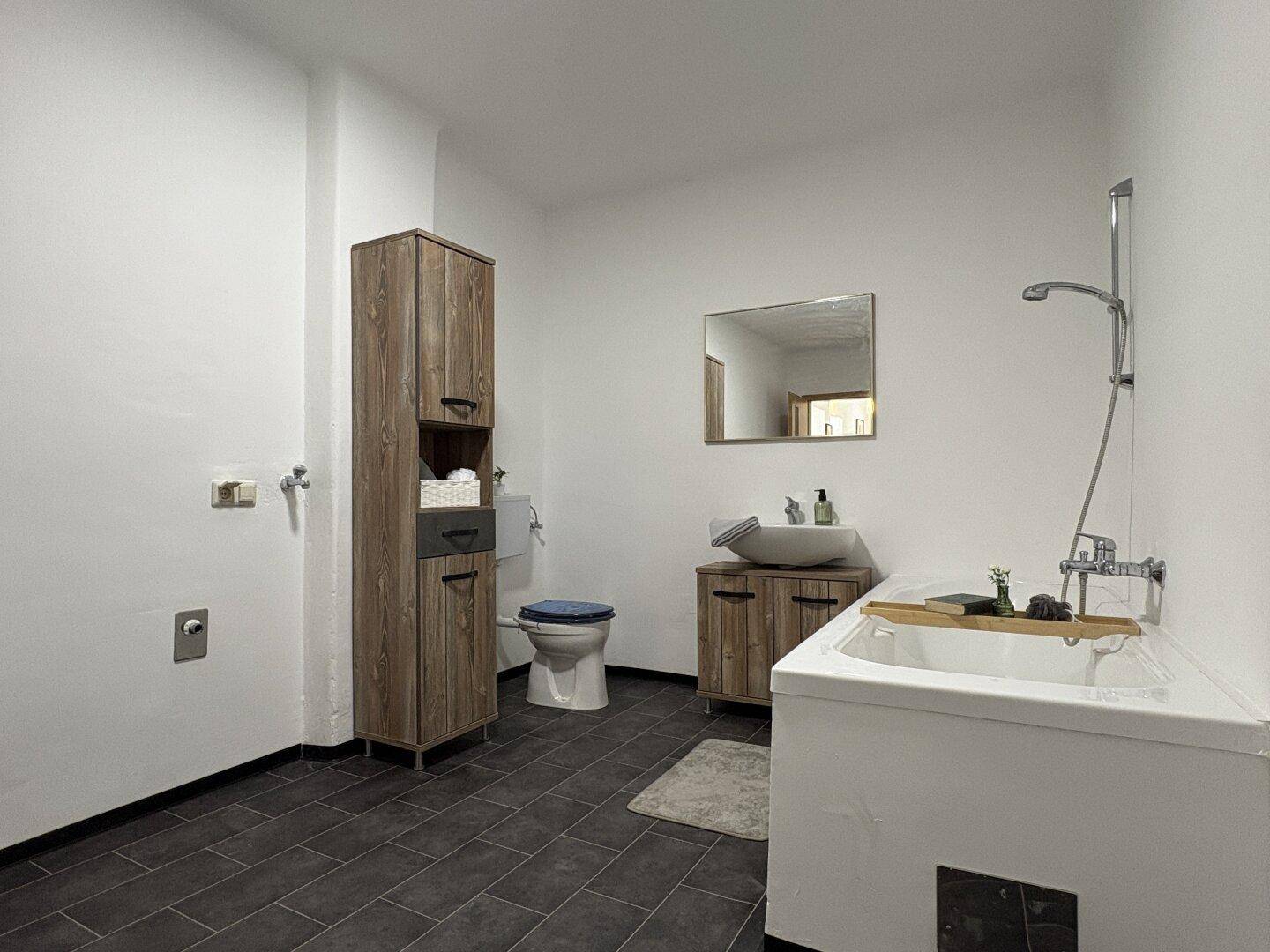 Bad mit Badewanne & WC