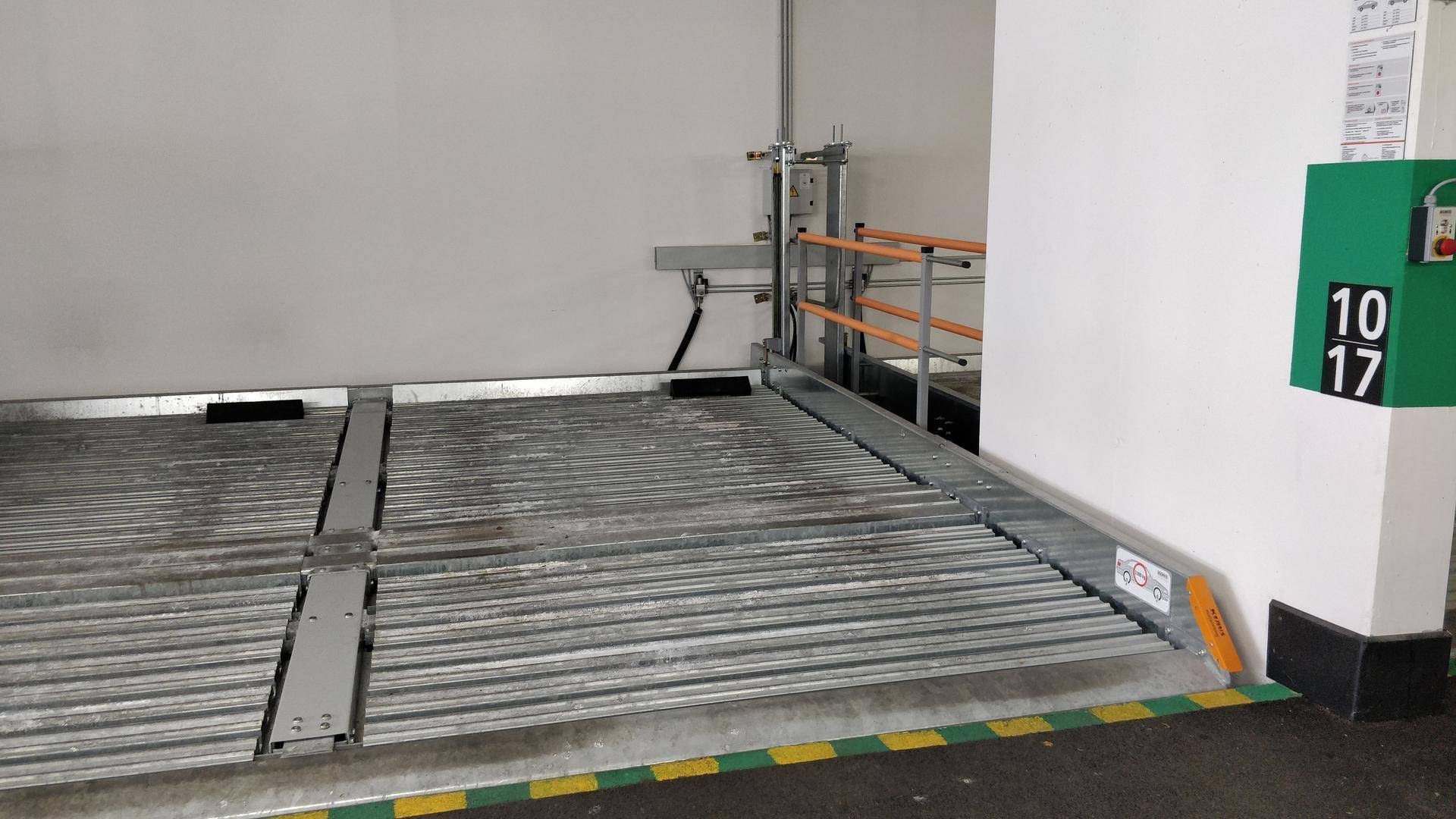 Detailansicht des mechanischen Parksystems mit Bedienfeld in der Tiefgarage.