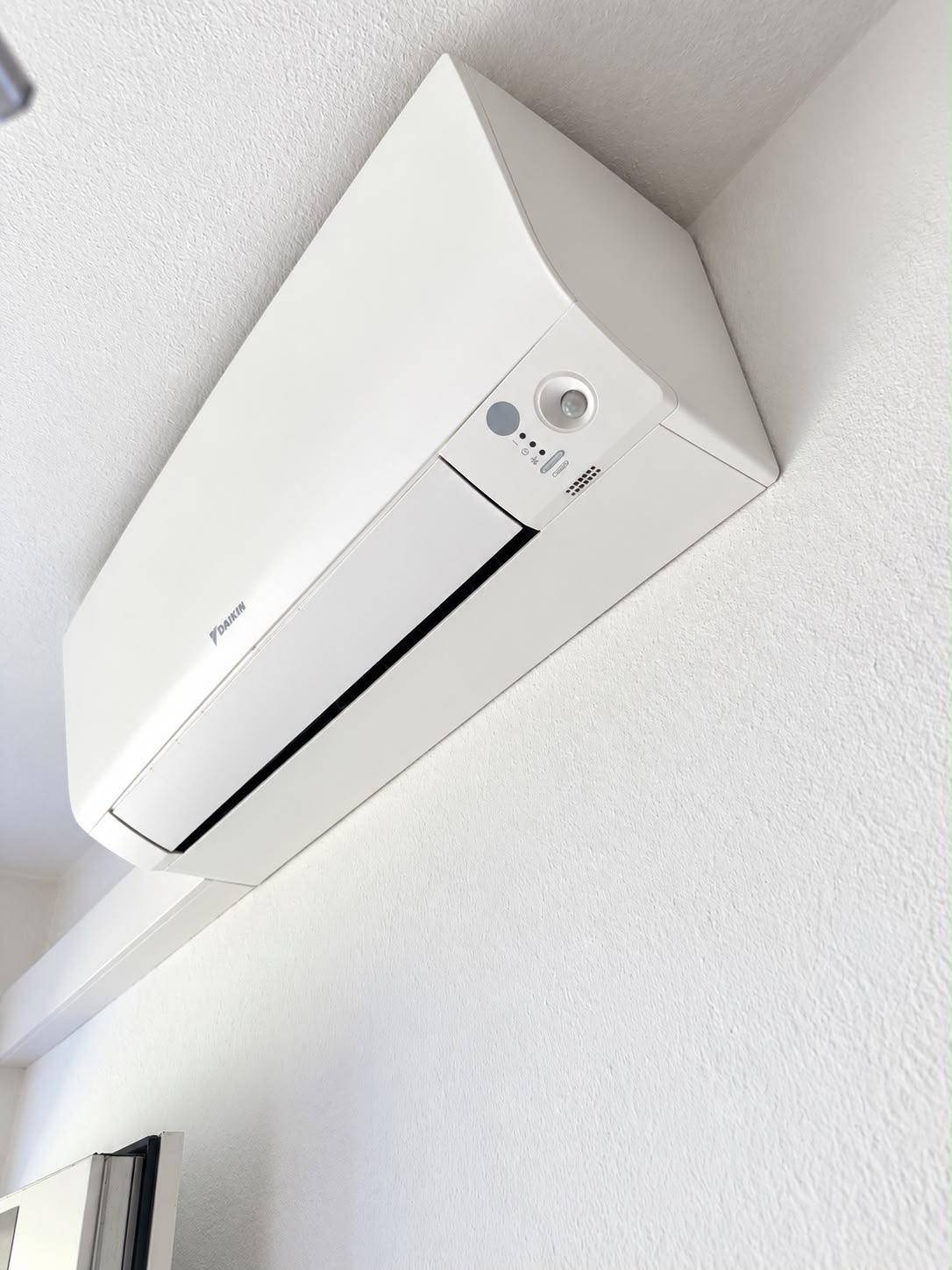 Nahaufnahme einer modernen Klimaanlage an der Decke für angenehme Raumtemperatur.