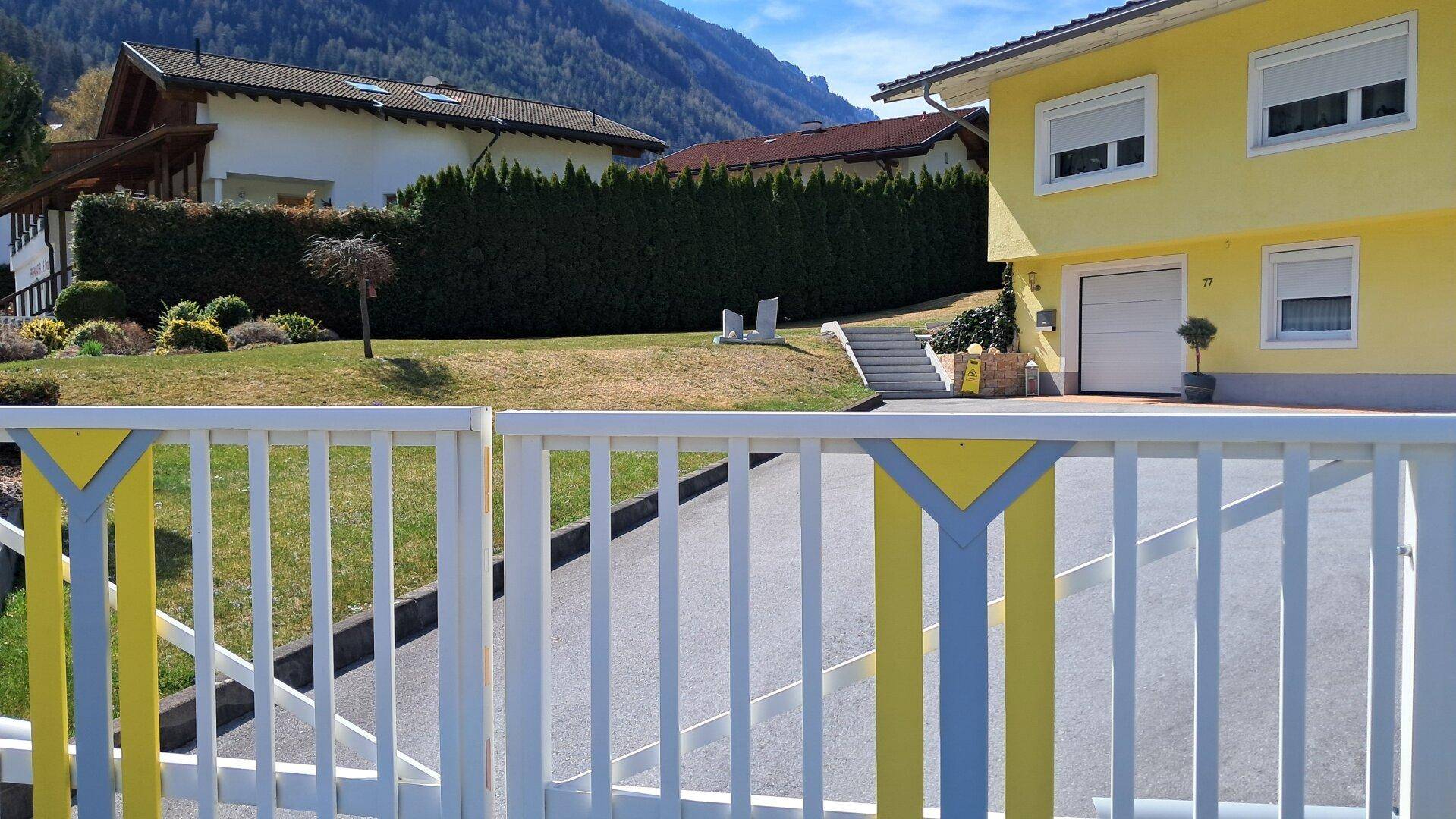 Einfahrt mit eklektischem ALU-Tor der Firma Leeb - Made in Austria