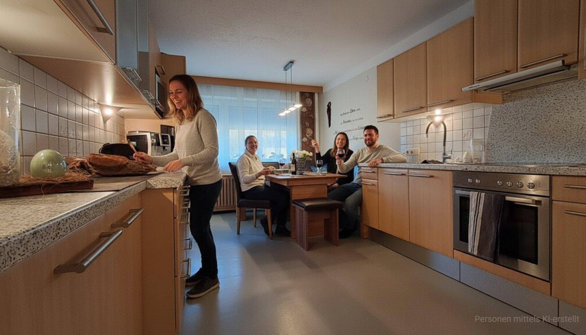 Funktionale Küche mit Holzschränken, Fliesenboden und Essbereich für gesellige Runden.