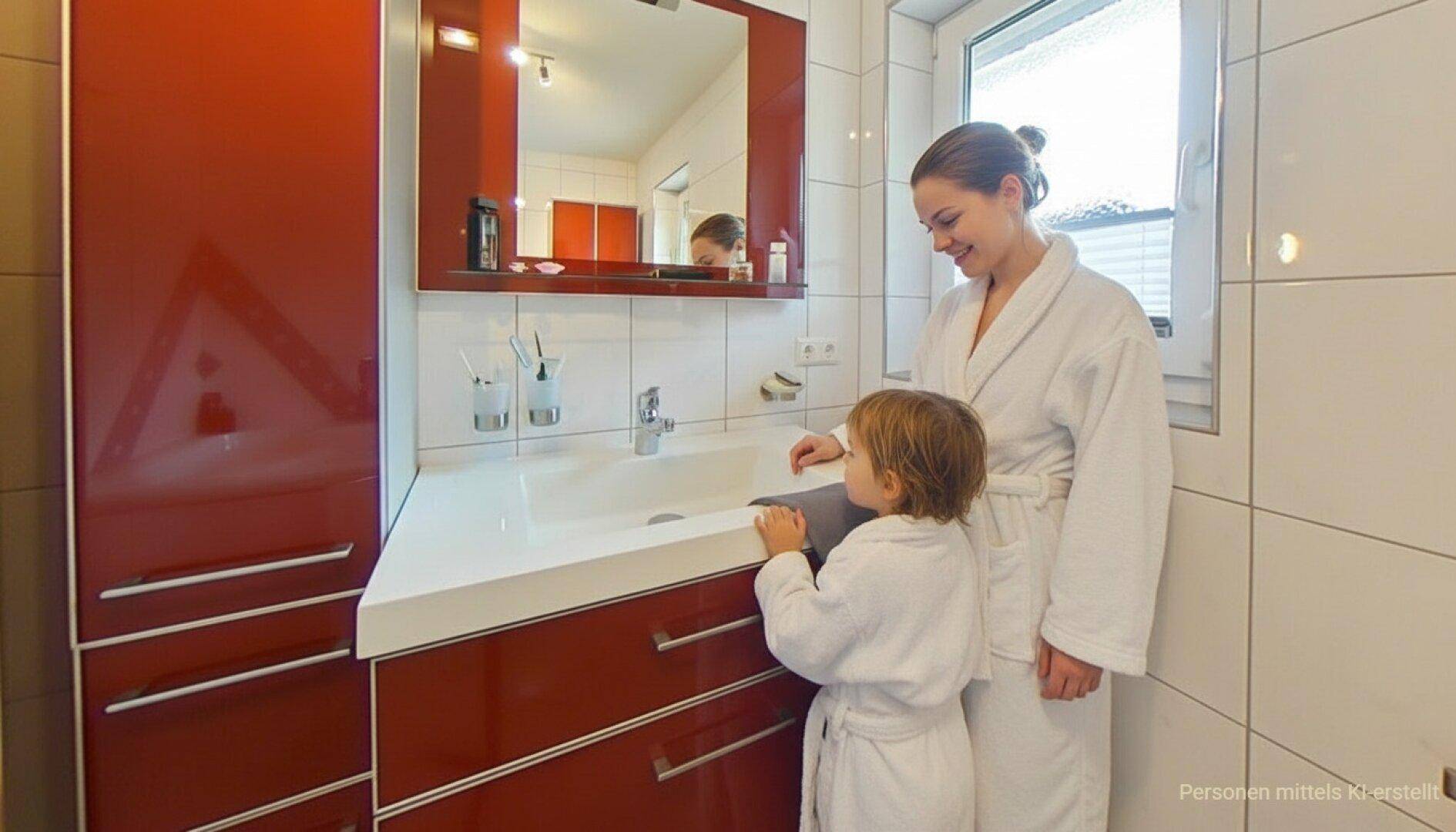 Modernes Badezimmer mit roten Hochglanzschränken, weißem Waschbecken und Fenster.