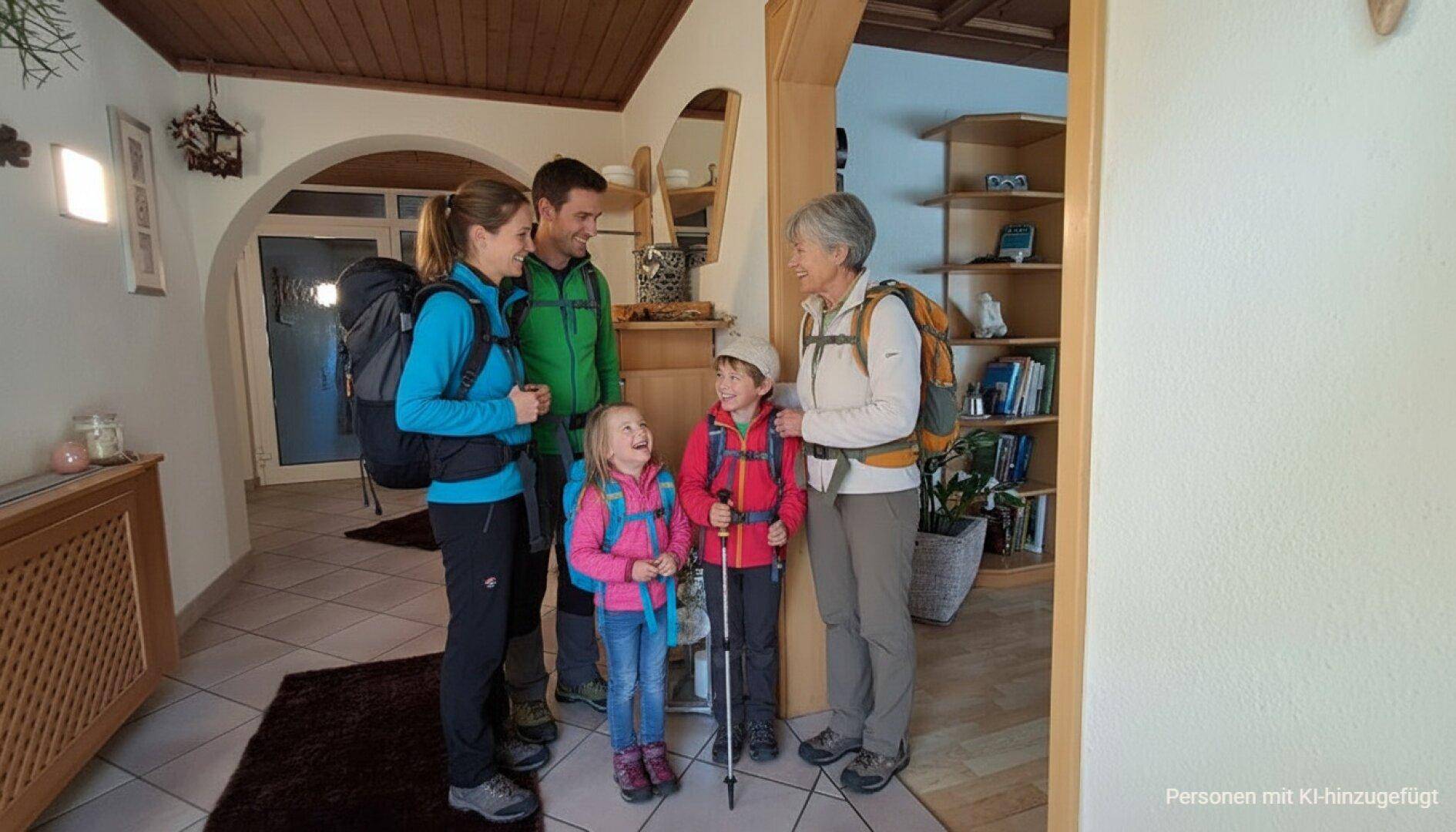 Geräumiger Eingangsbereich mit Fliesenboden und Holzelementen, ideal für Outdoor-Aktivitäten.