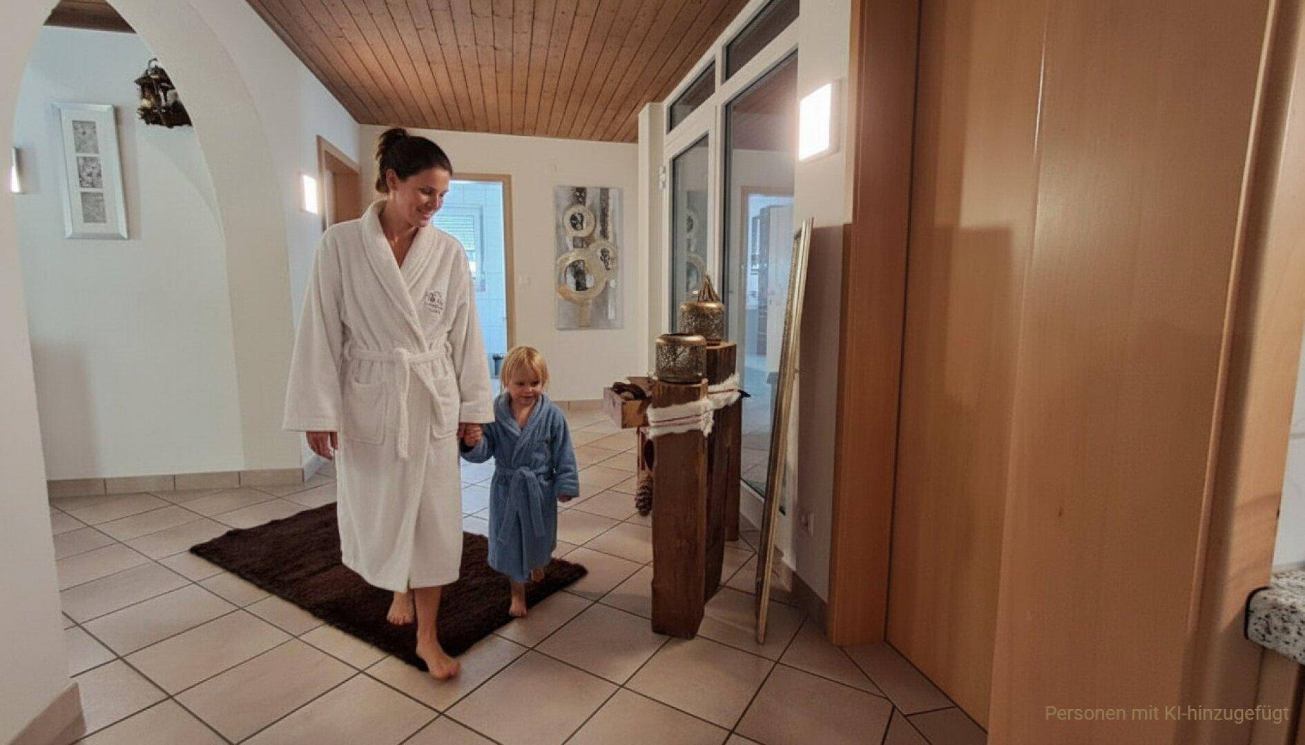 Heller Flur mit Fliesenboden und Holzkassettendecke, der zu weiteren Räumen führt.