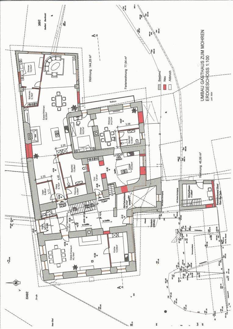 Grundriss des Erdgeschosses mit verschiedenen Räumen und Kennzeichnungen für Umbauarbeiten.