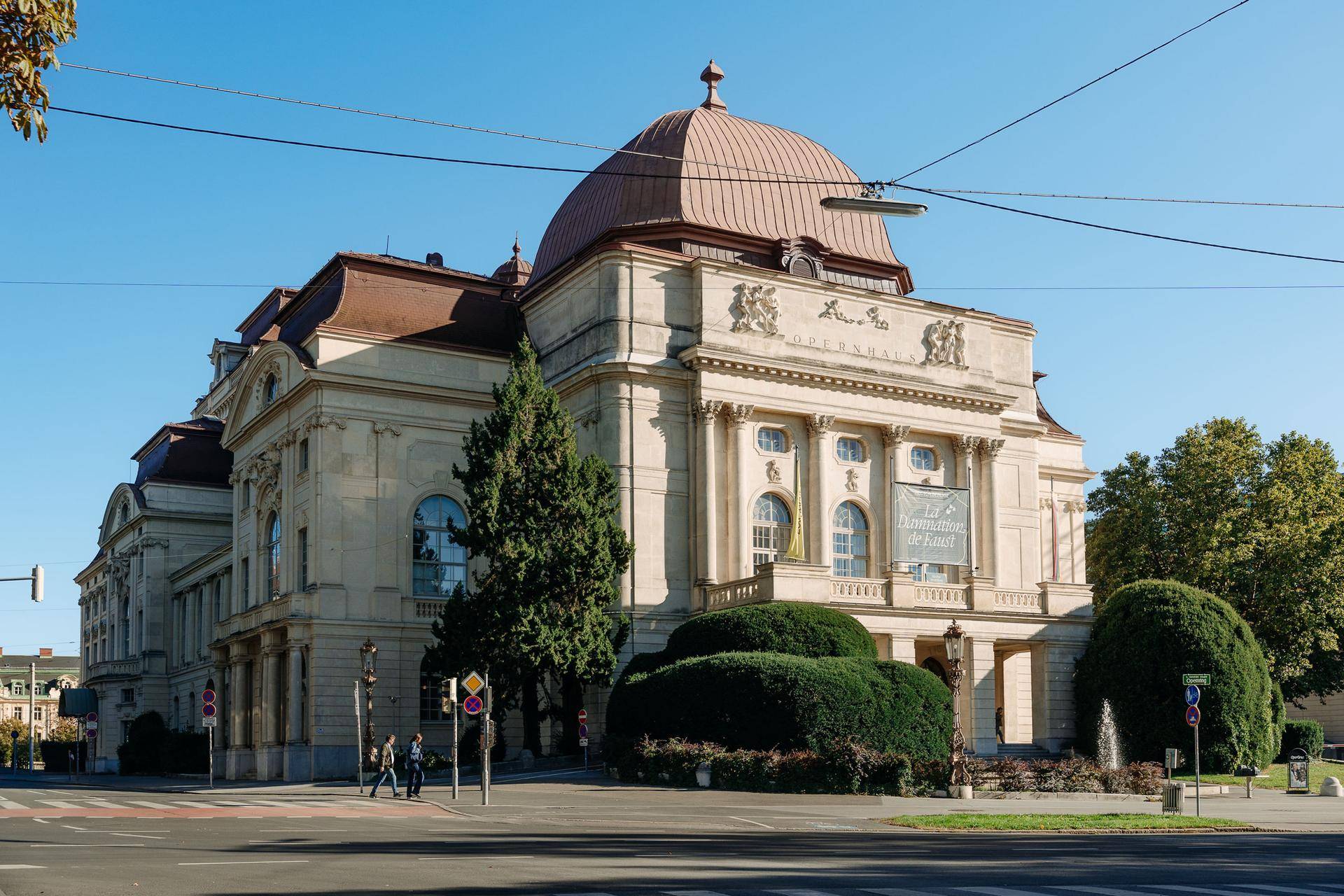 Historisches Gebäude mit beeindruckender Architektur an einer städtischen Kreuzung.