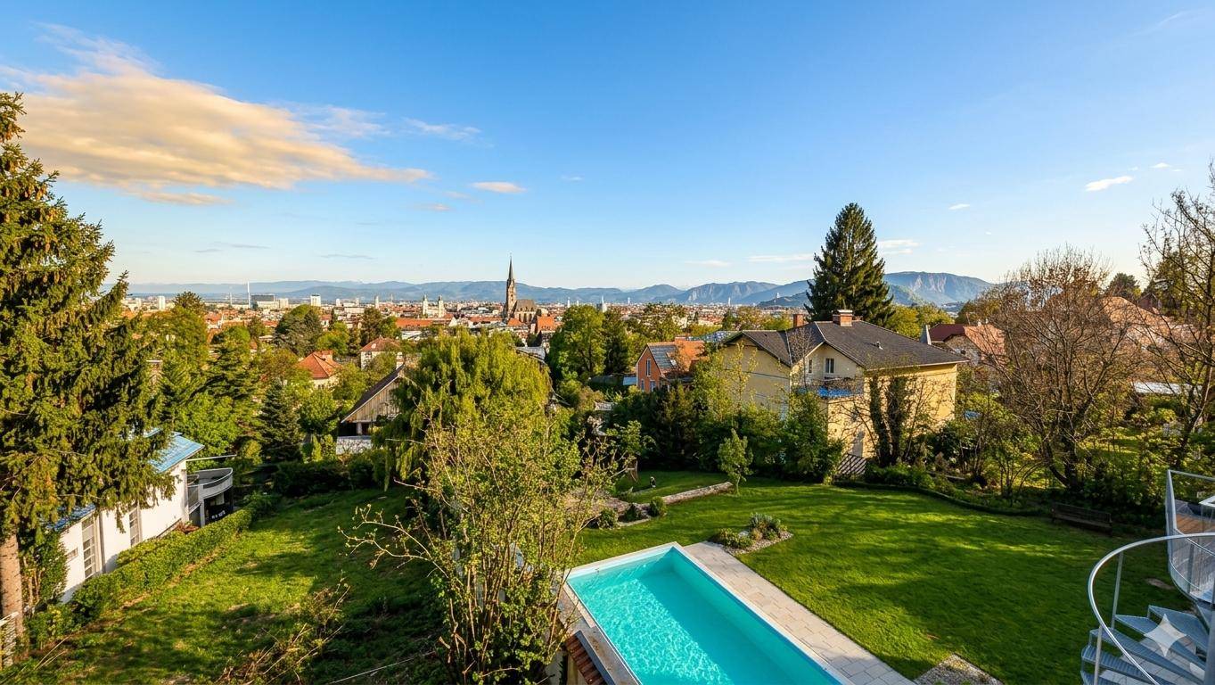 Weitläufiger Garten mit Pool und Panoramablick über die Stadt und die umliegende Landschaft.