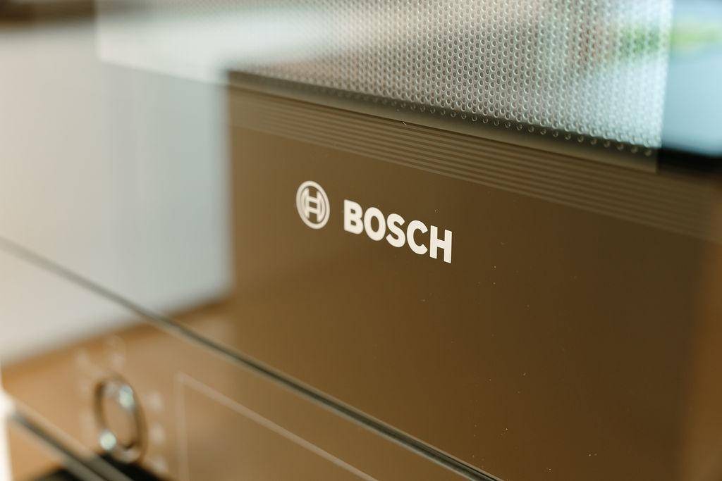 Nahaufnahme eines modernen Bosch-Einbaugeräts, wahrscheinlich ein Backofen oder eine Mikrowelle.