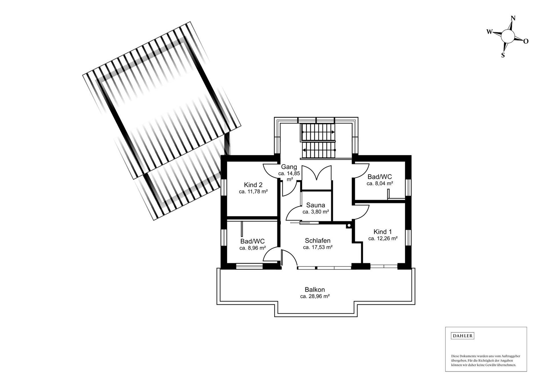 Grundriss des Obergeschosses mit drei Schlafzimmern, zwei Bädern, Sauna und großem Balkon.