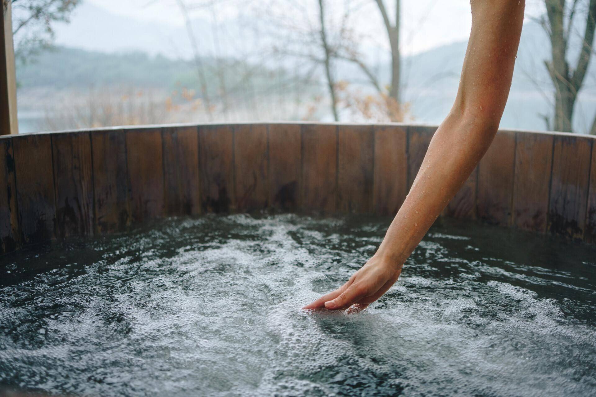 Entspannender Whirlpool im Freien mit sprudelndem Wasser und Blick auf die umliegende Natur.