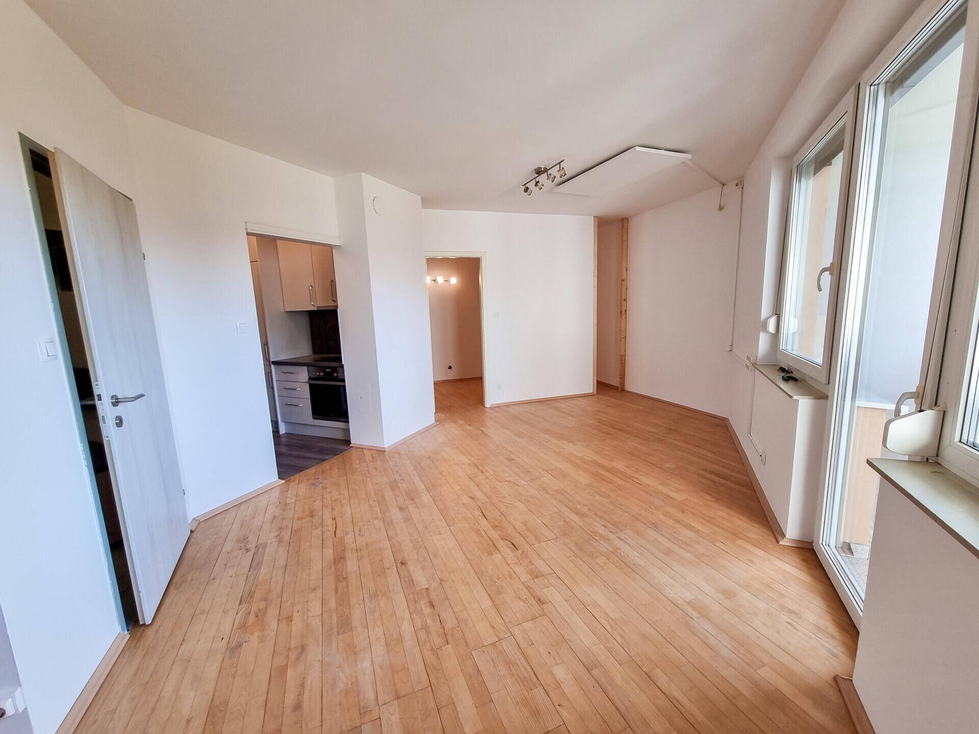 Wohnzimmer mit Zugang zur Loggia
