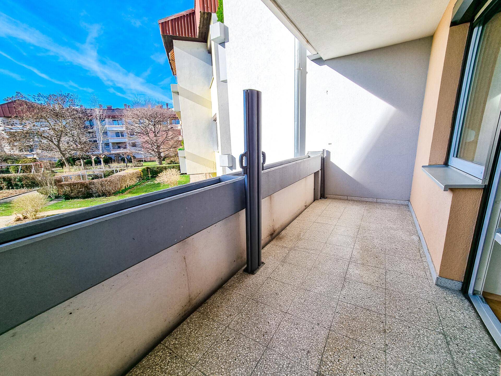 Loggia mit Blick in den Garten