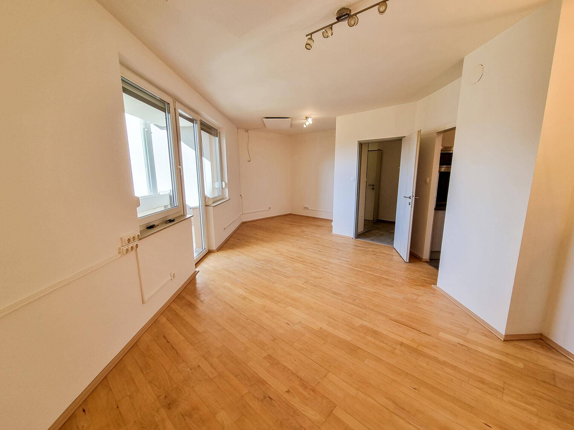 Wohnzimmer mit Zugang zur Loggia