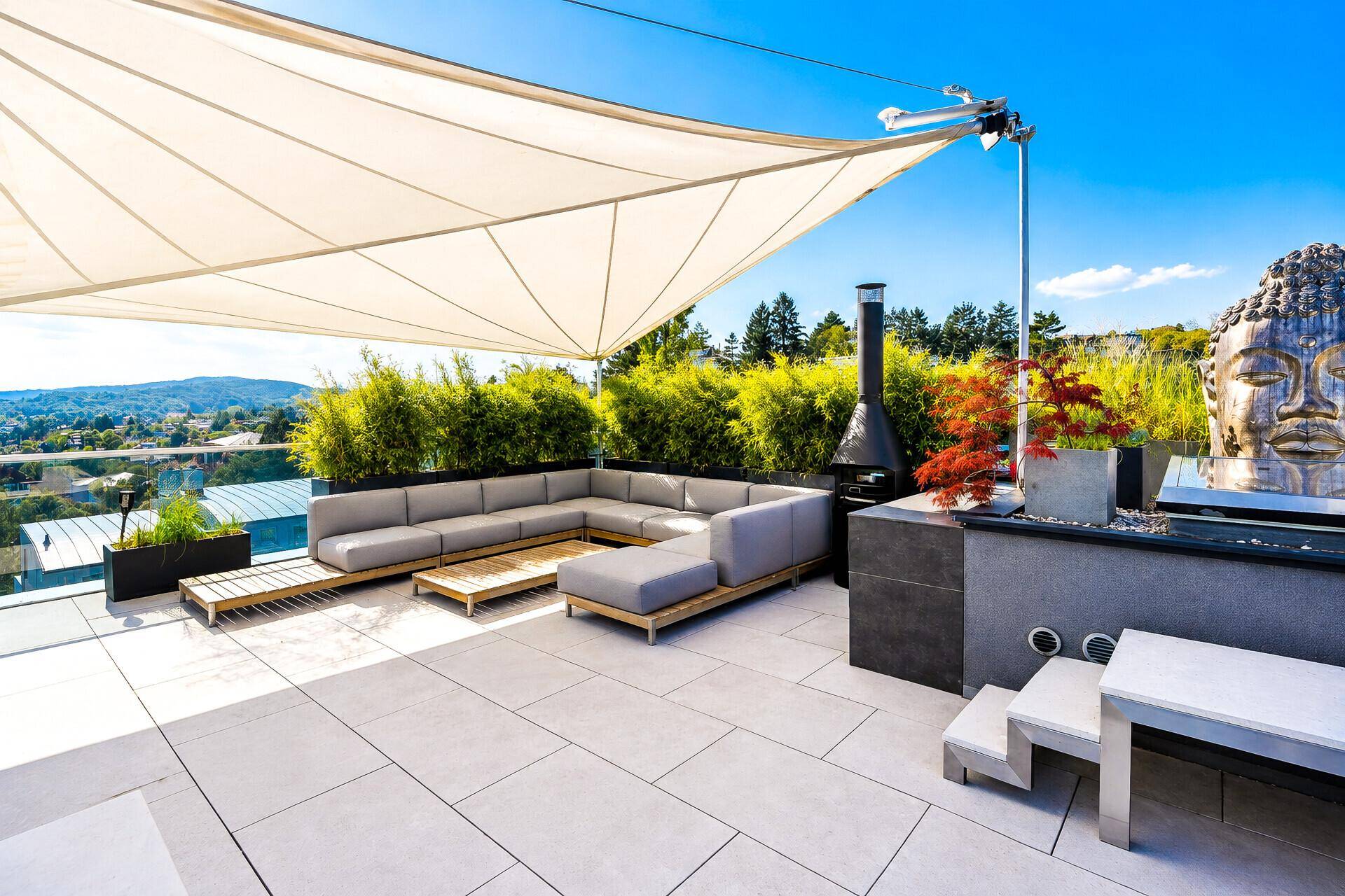 Dachterrasse mit Pool und Outdoor-Küche