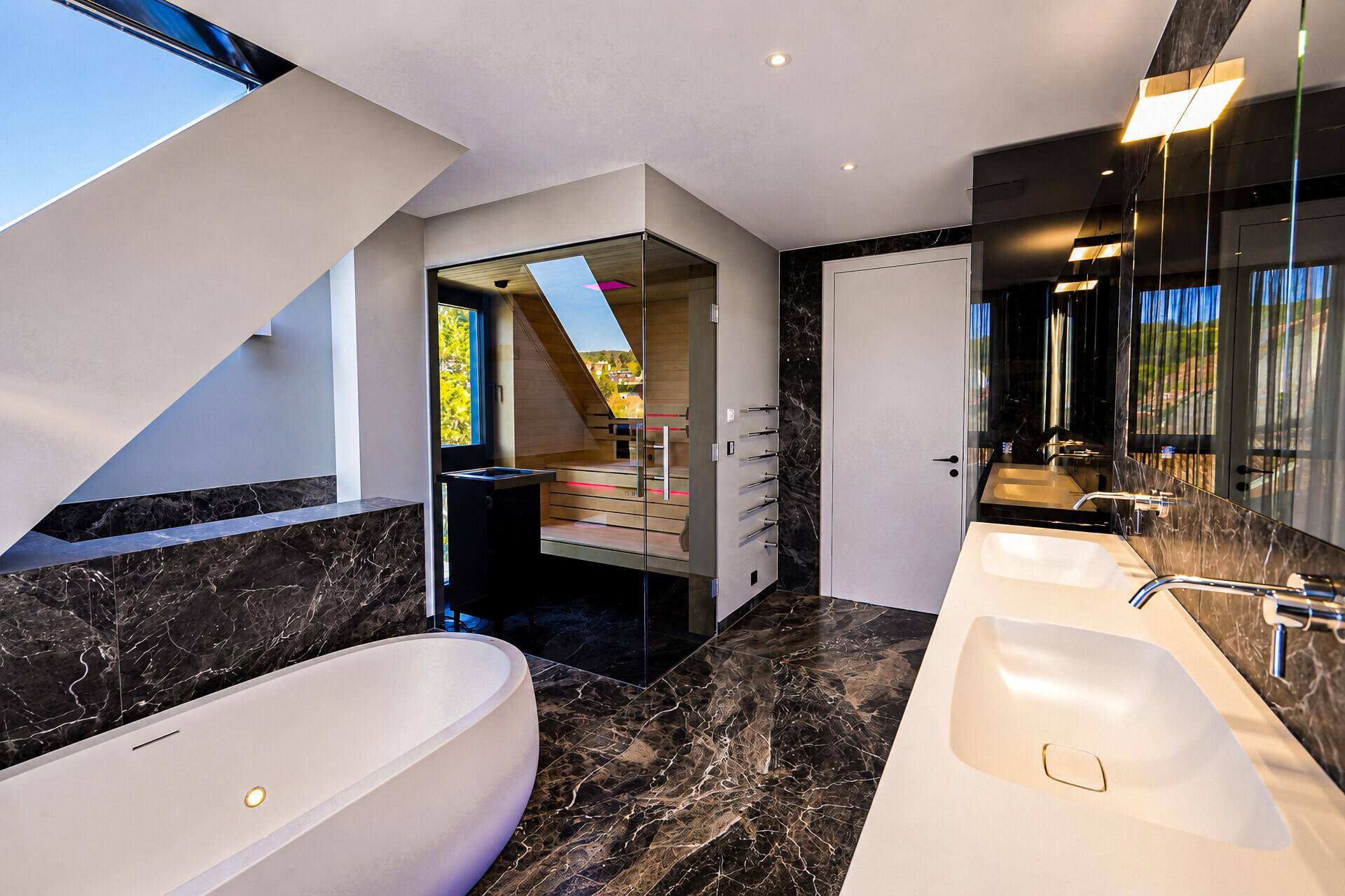 Badezimmer mit Walk-In Dusche und Sauna