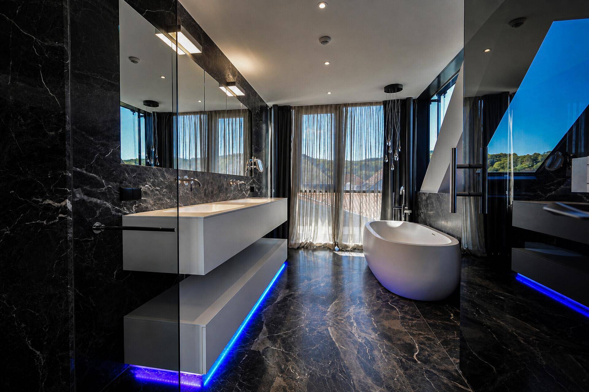 Badezimmer mit Walk-In Dusche und Sauna