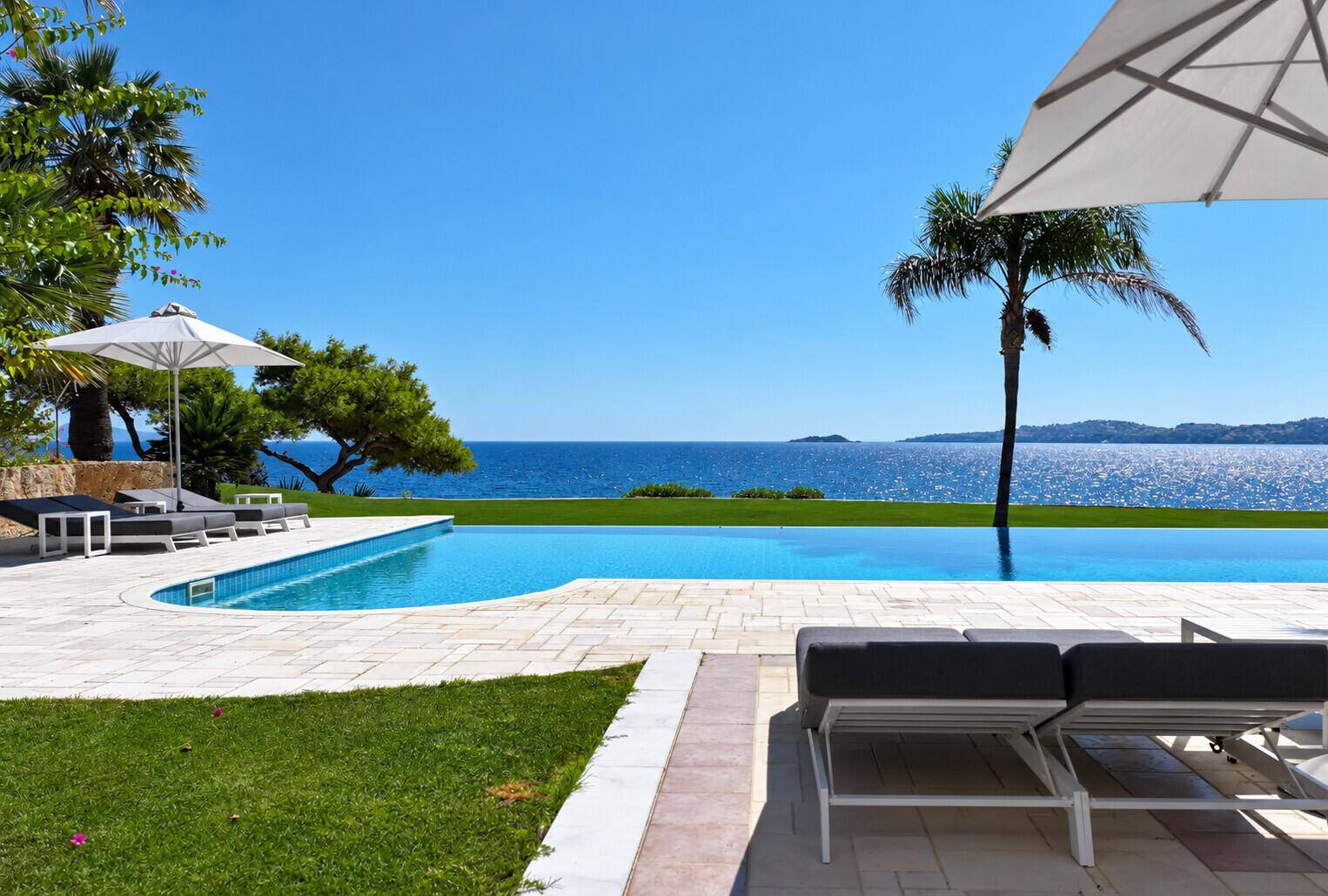 Infinity-Pool mit atemberaubendem Meerblick und bequemen Liegestühlen für pure Entspannung am Wasser.