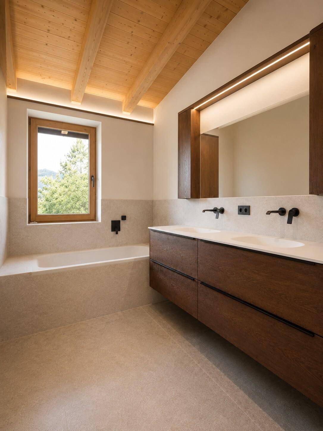 Modernes Badezimmer mit Doppelwaschbecken, Badewanne und Fenster mit Bergblick.
