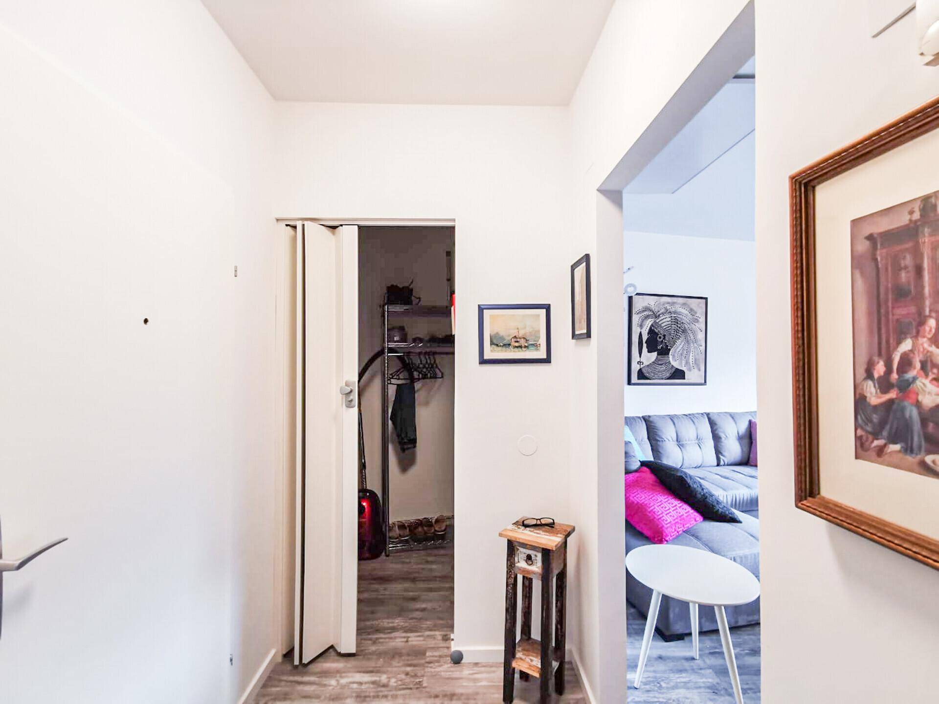 Heller Flur mit Zugang zu einem begehbaren Kleiderschrank und dem Wohnbereich.