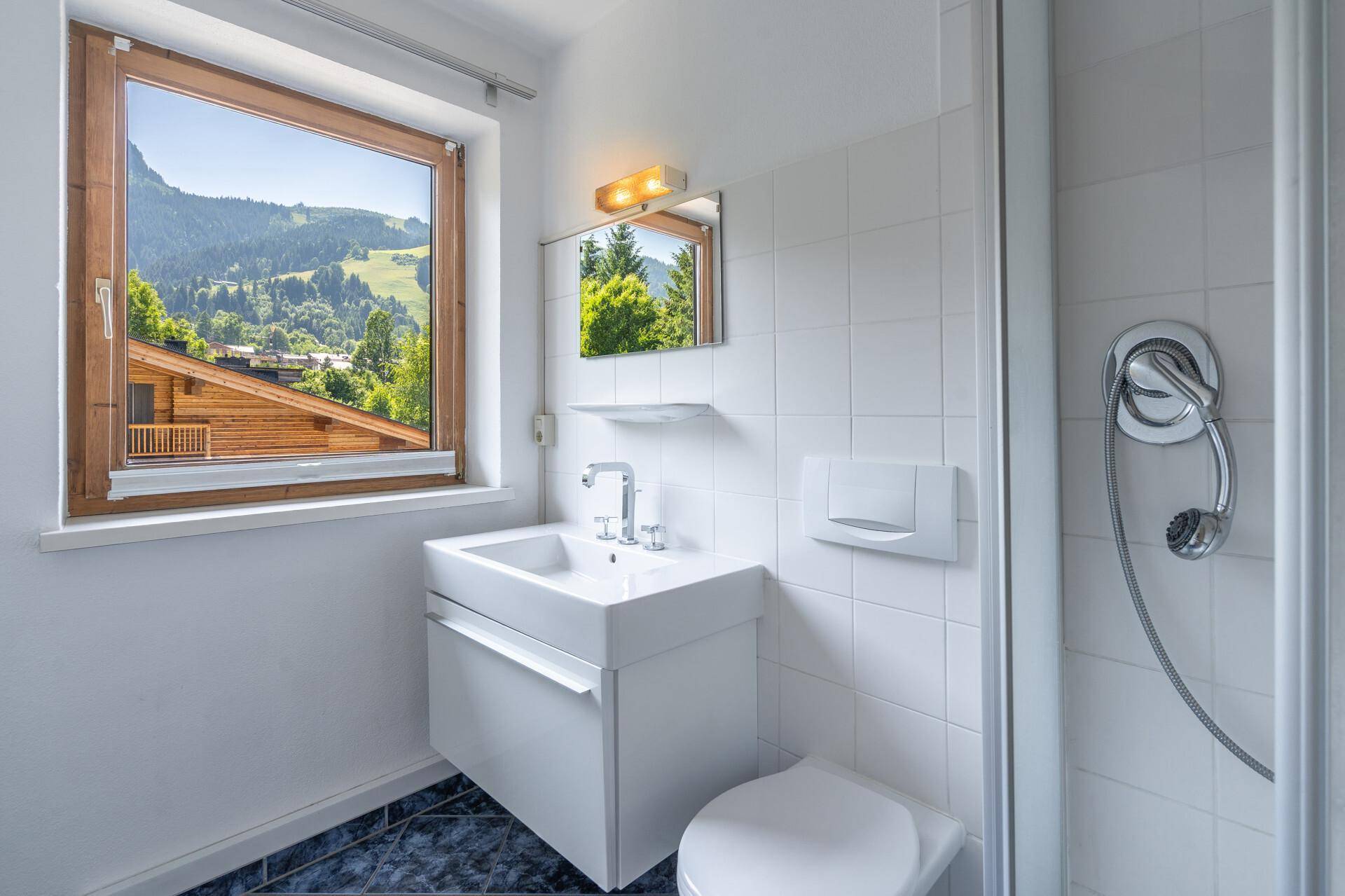 BADEZIMMER MIT DUSCHE