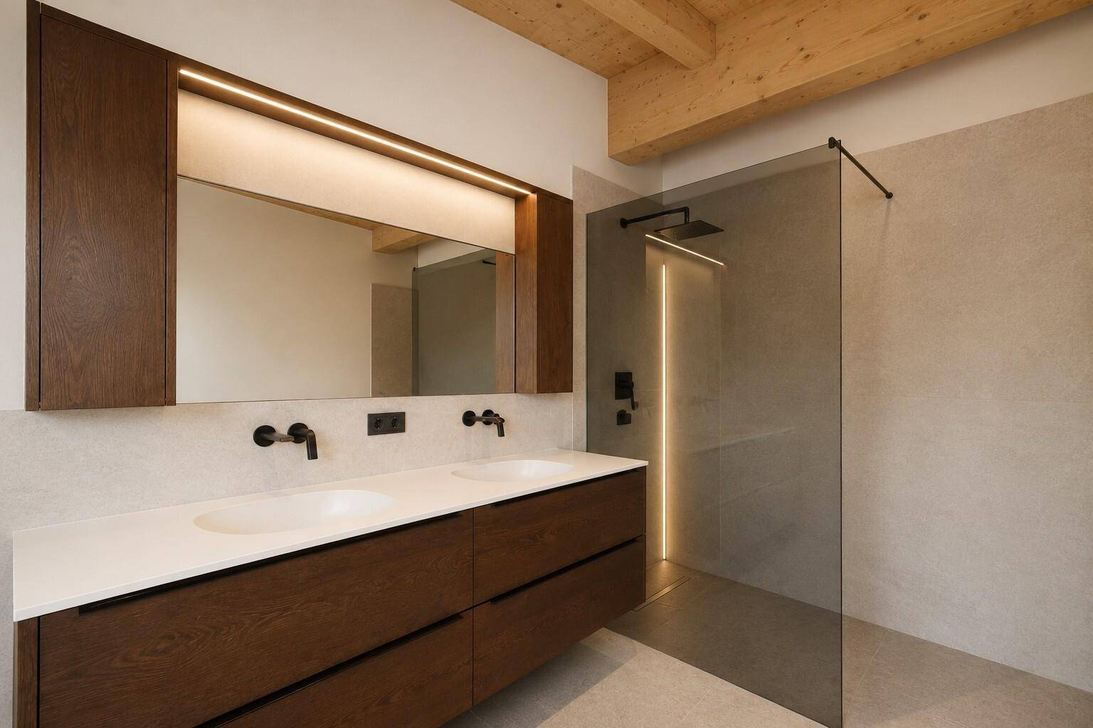 Elegantes Badezimmer mit Doppelwaschbecken, großer begehbarer Dusche und modernen Armaturen.