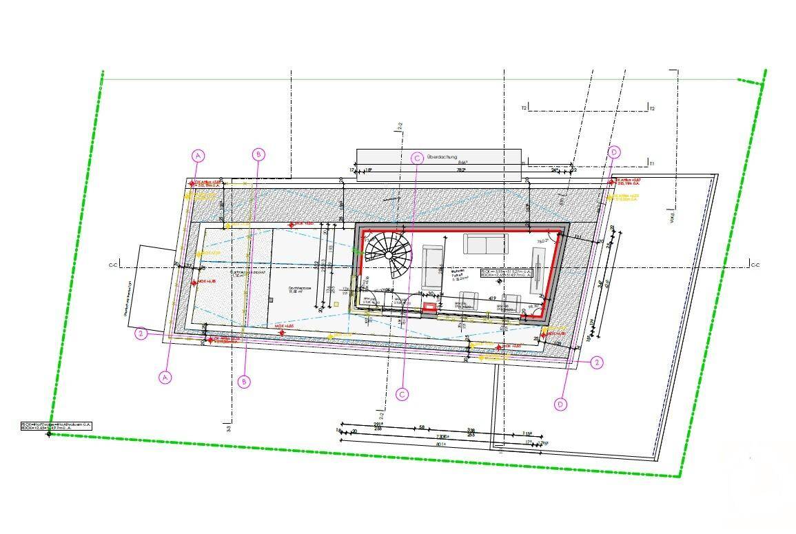 Grundriss des Erdgeschosses mit Wohnbereich, Küche und Zugang zu Außenbereichen.