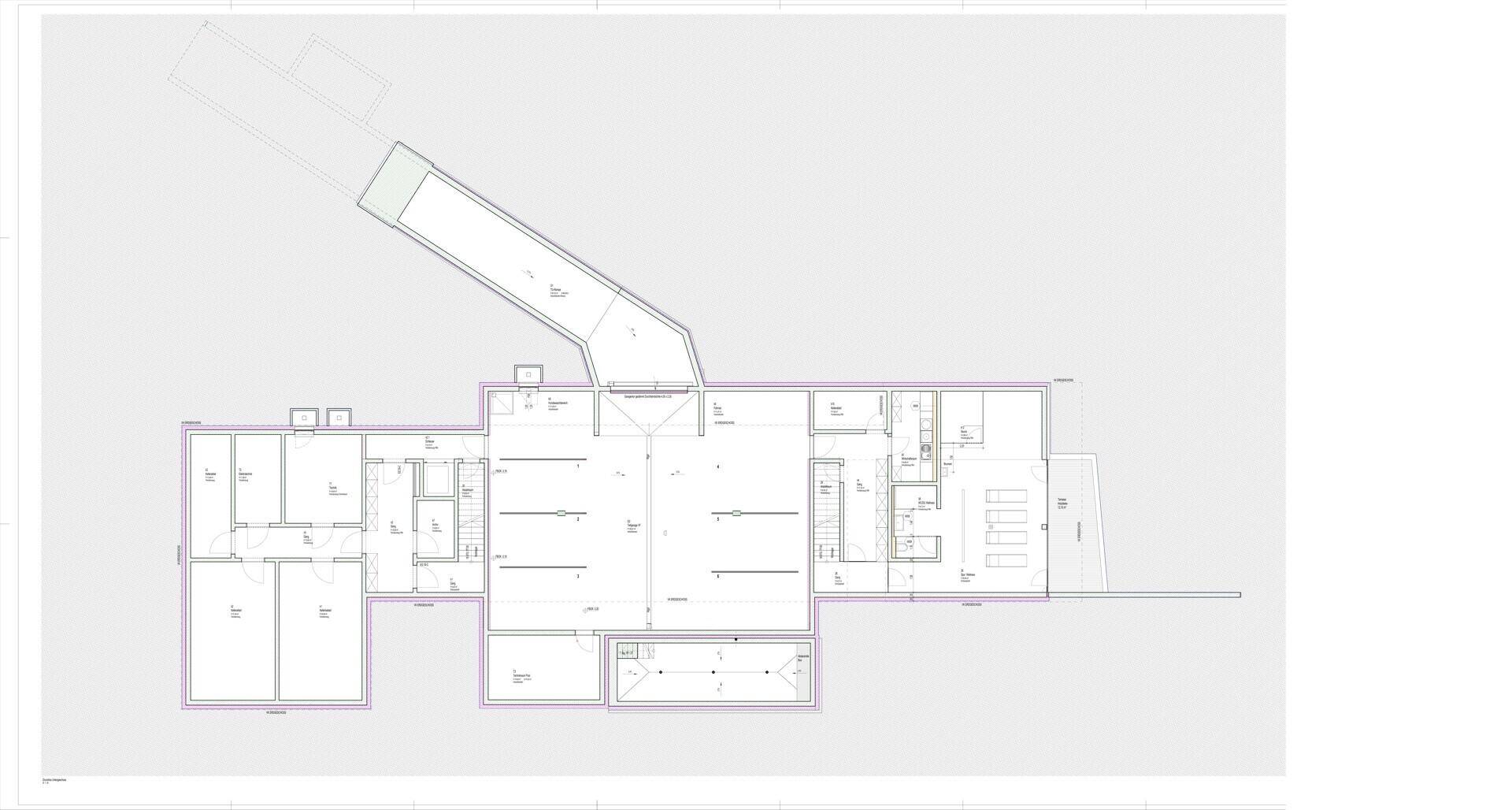 Grundriss des Untergeschosses mit verschiedenen Räumen und Zugang zu einem Außenbereich.