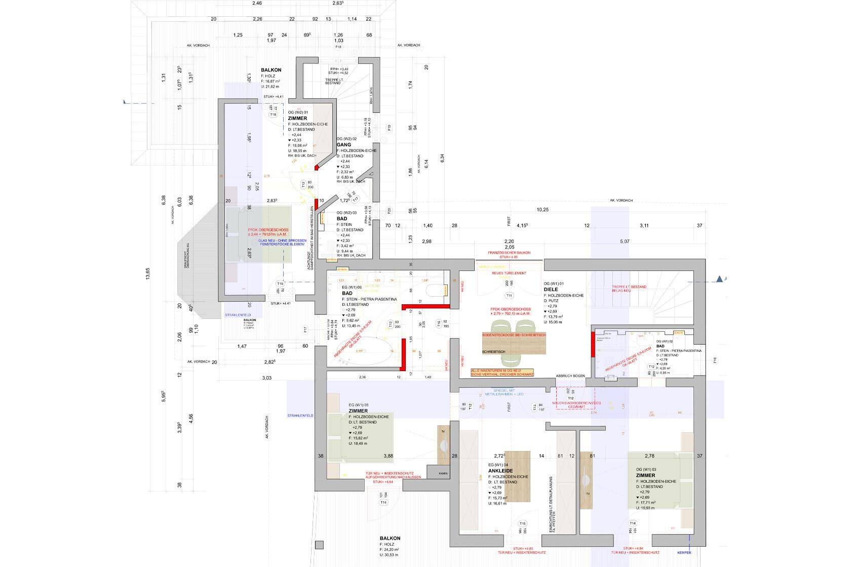 Grundriss des Obergeschosses mit Schlafzimmern, Bädern und Balkonzugang.