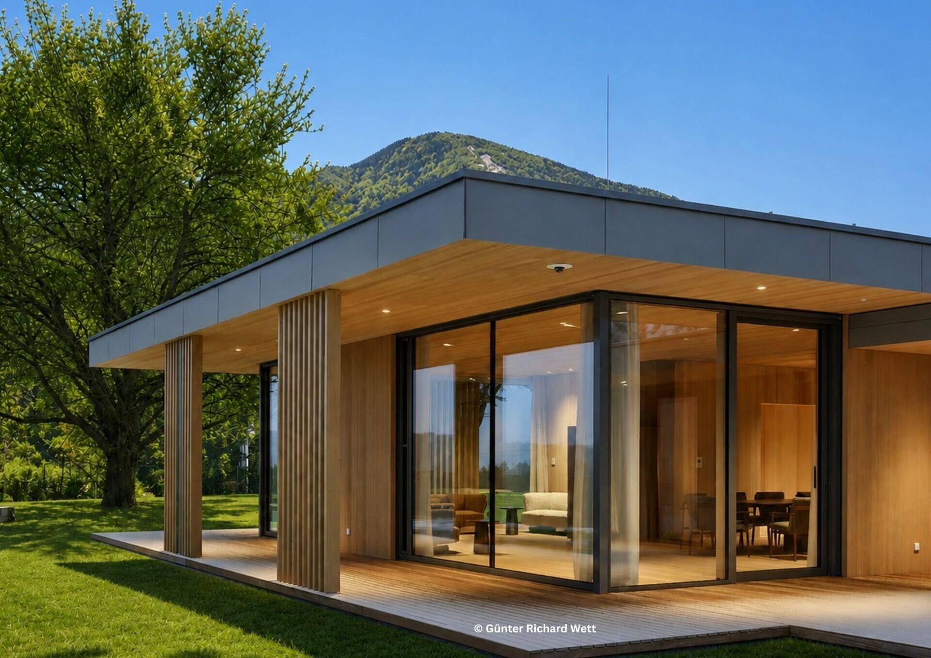 Großzügige Holzterrasse mit bodentiefen Fenstern und Blick auf die umliegende grüne Landschaft.
