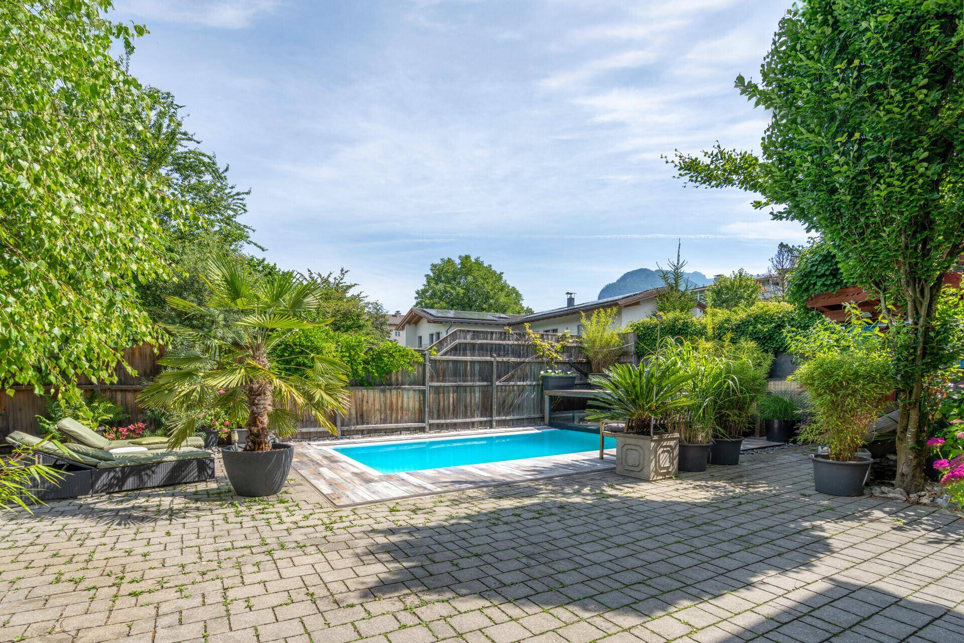 TERRASSE MIT POOL