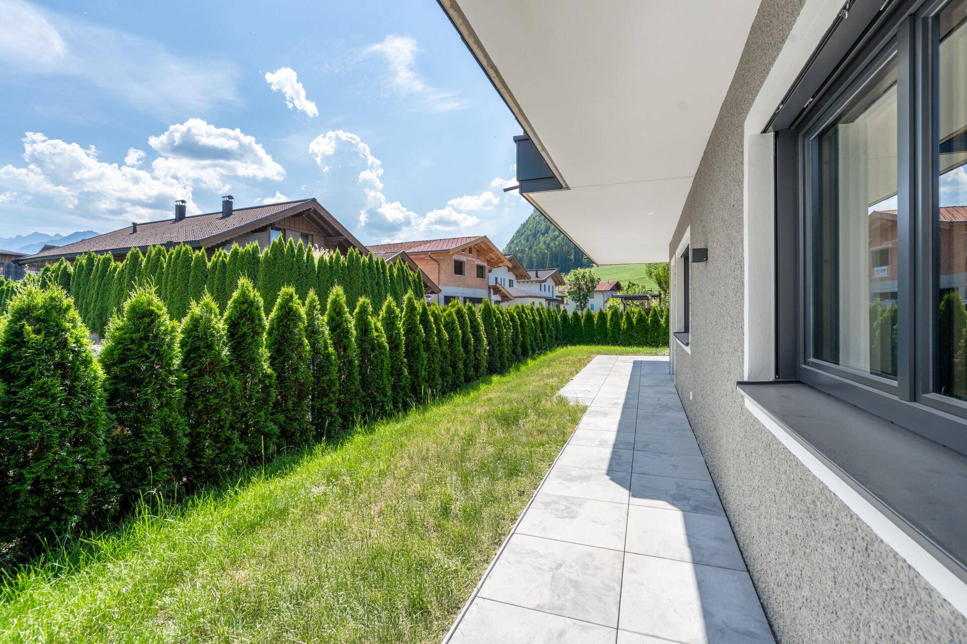 TERRASSE MIT GARTEN