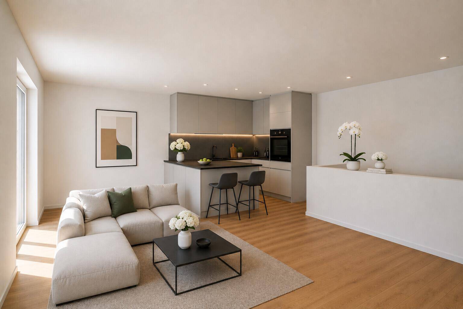 Offener Wohnbereich mit moderner Küche, Sofa, Holzboden und viel Tageslicht durch große Fenster.