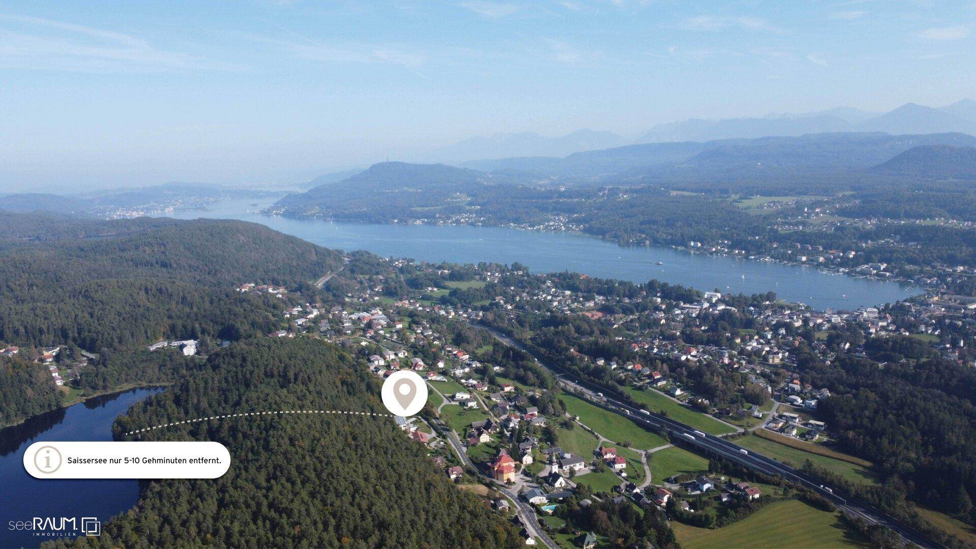 Luftaufnahme der malerischen Landschaft mit See, Wäldern und Siedlungen, nahe dem Saissersee.