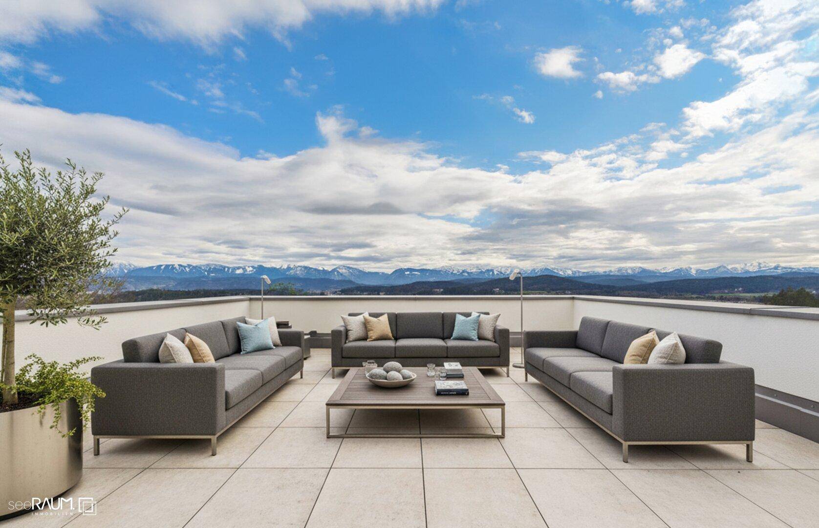 Weitläufige Dachterrasse mit modernen Loungemöbeln und einem atemberaubenden Panoramablick auf die Berge.