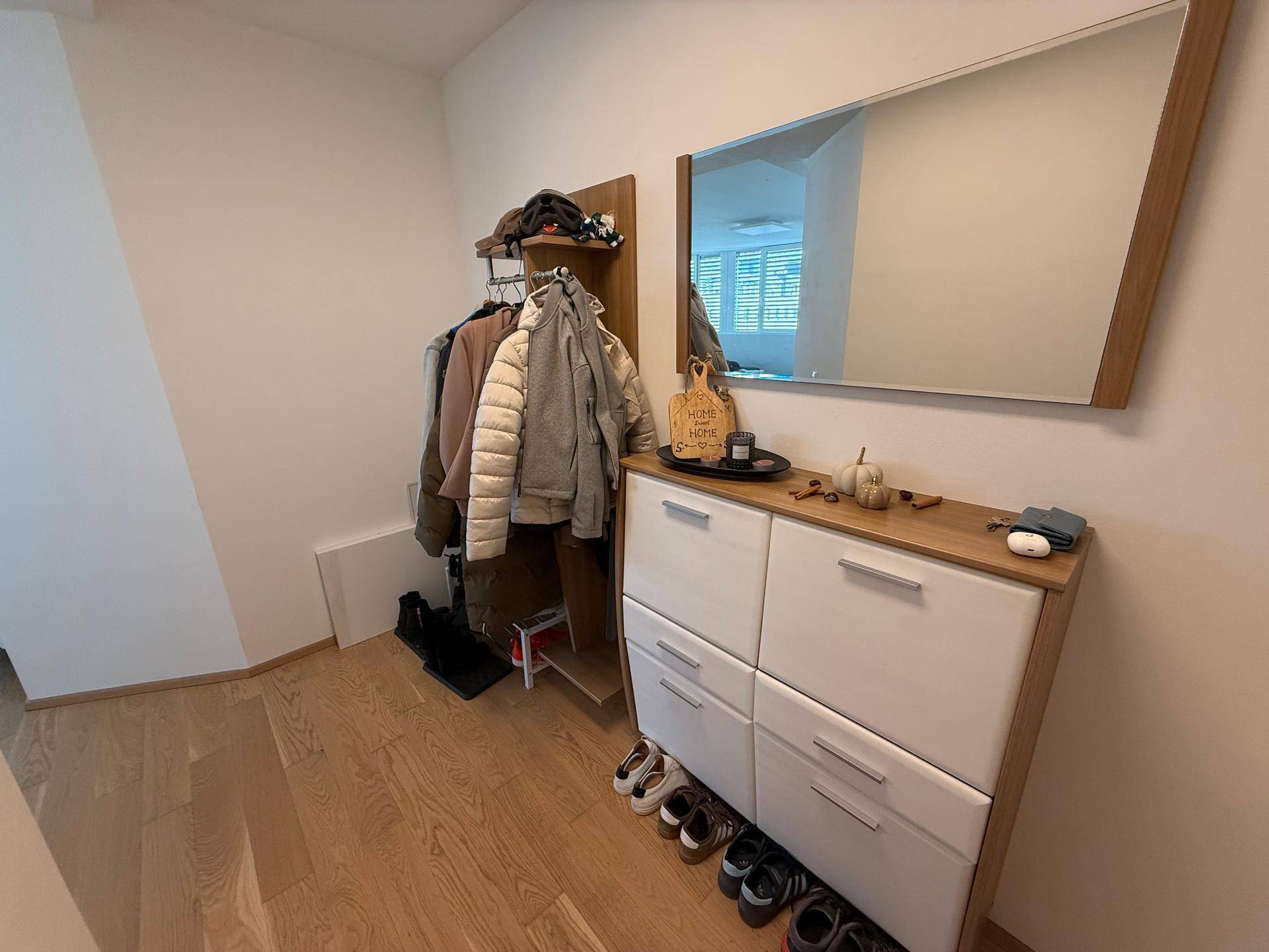 Eingangsbereich mit praktischem Schuhschrank, Spiegel und Garderobe für Jacken und Schuhe.