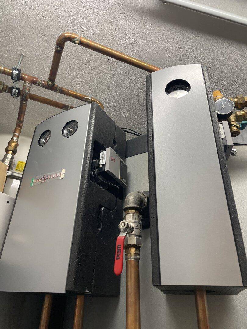 Detailansicht der Heizungsanlage mit Kupferrohren und Viessmann-Geräten im Technikraum.