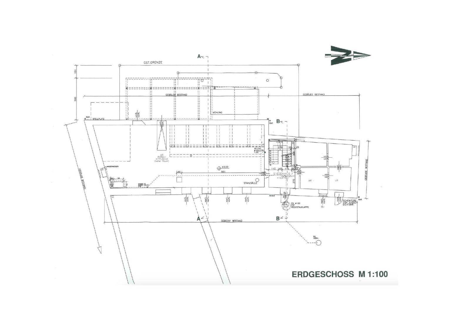 Grundriss des Erdgeschosses mit Terrasse, Treppenaufgang und Badezimmer.