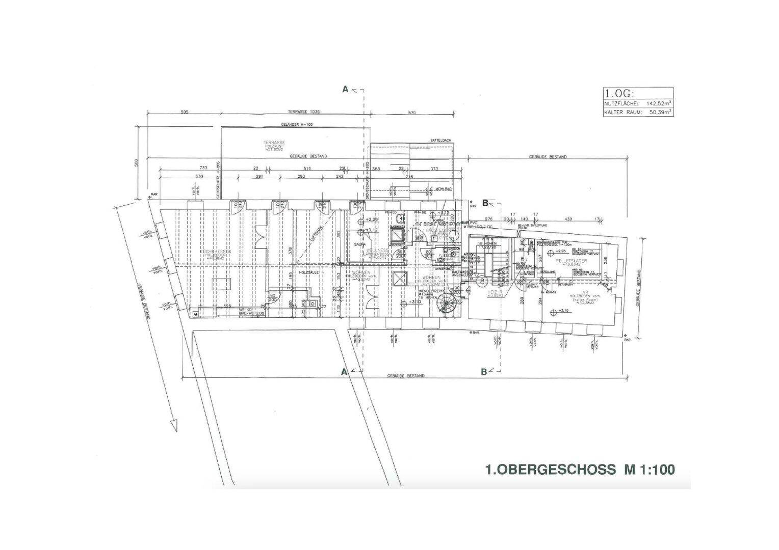 Grundriss des ersten Obergeschosses mit Balkon, Treppenaufgang und Badezimmer mit Badewanne.
