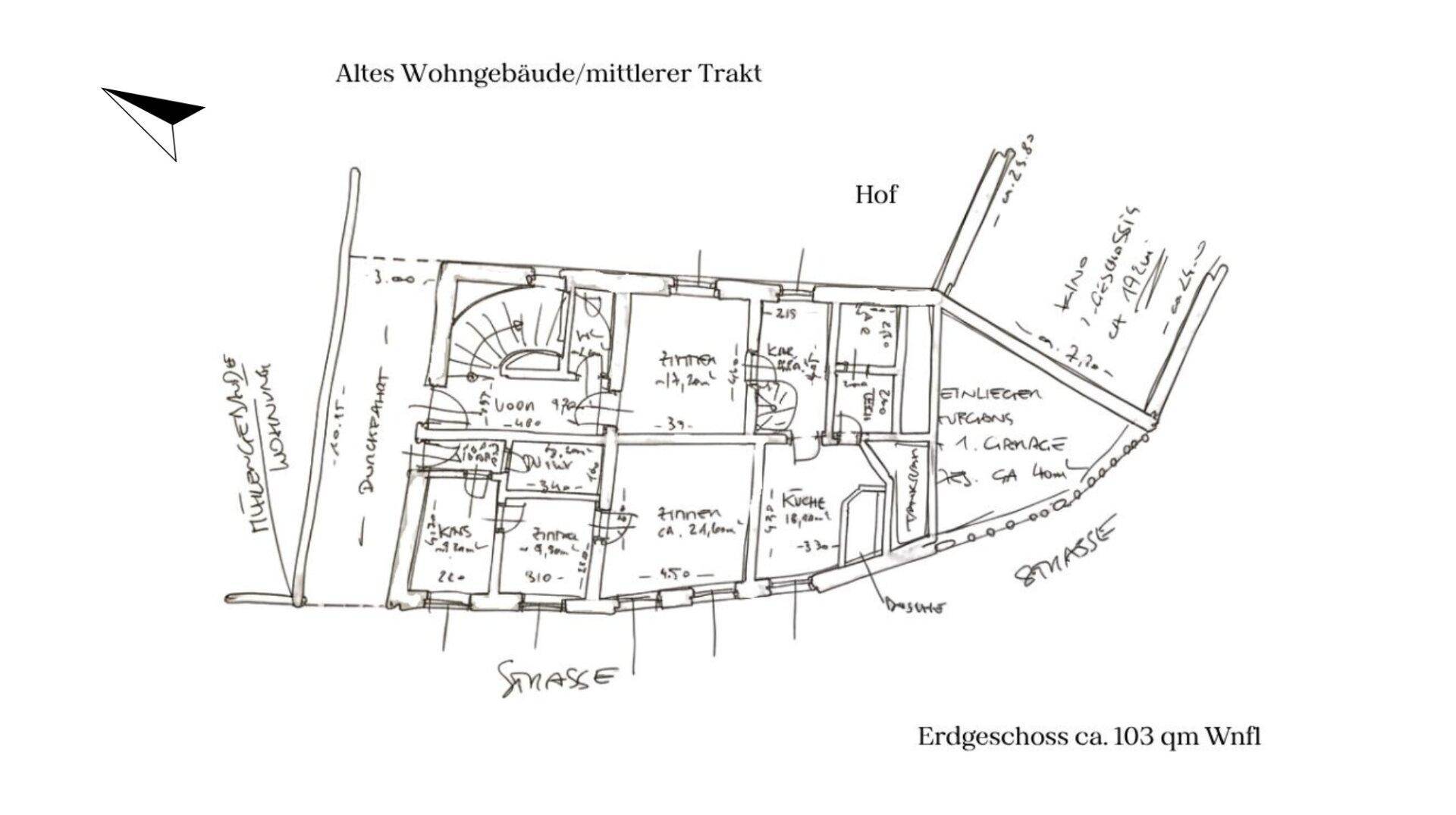 Handgezeichneter Grundriss des Erdgeschosses mit Küche, Zimmern und Wendeltreppe.