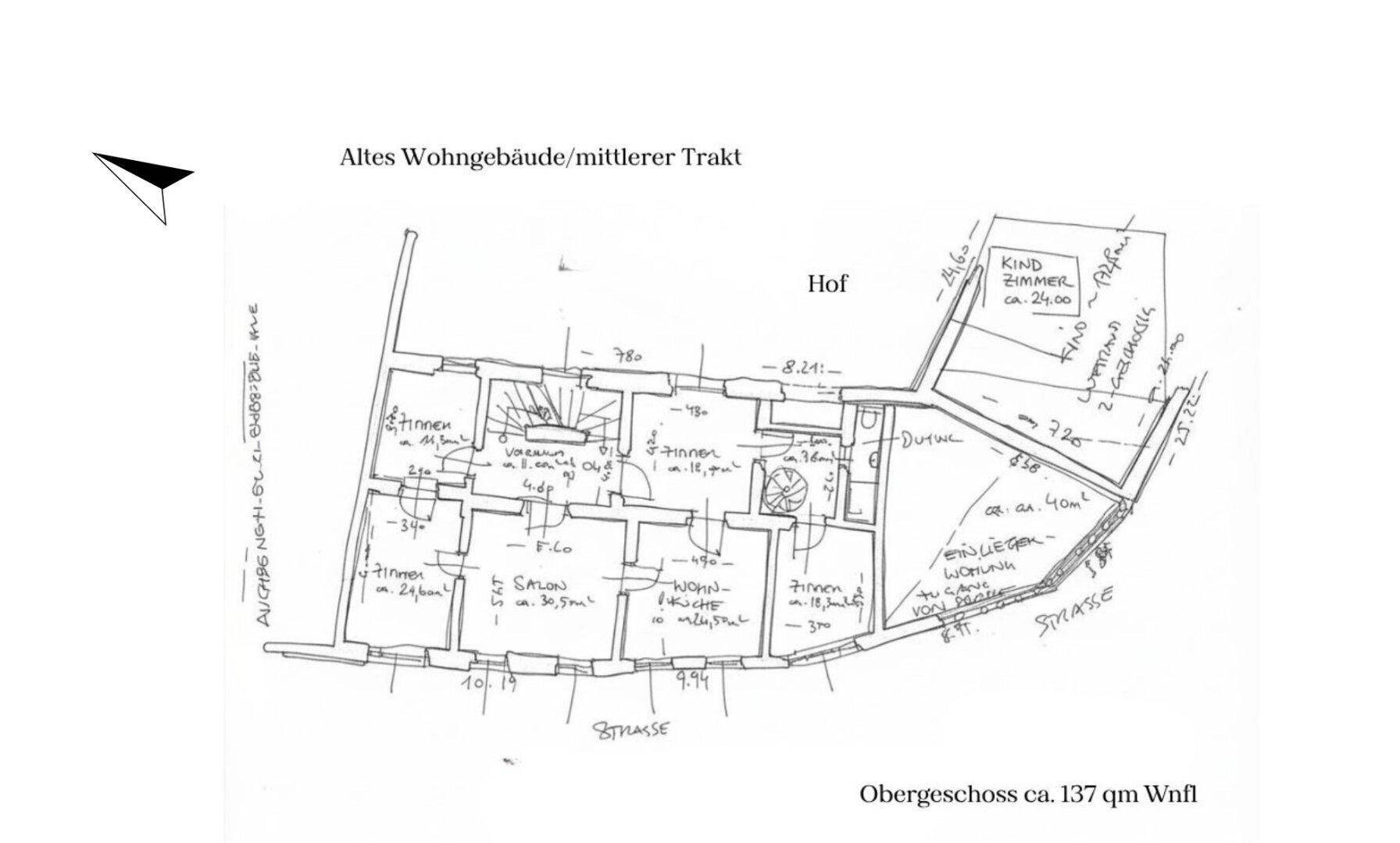 Handgezeichneter Grundriss des Obergeschosses mit mehreren Zimmern und Treppenaufgang.