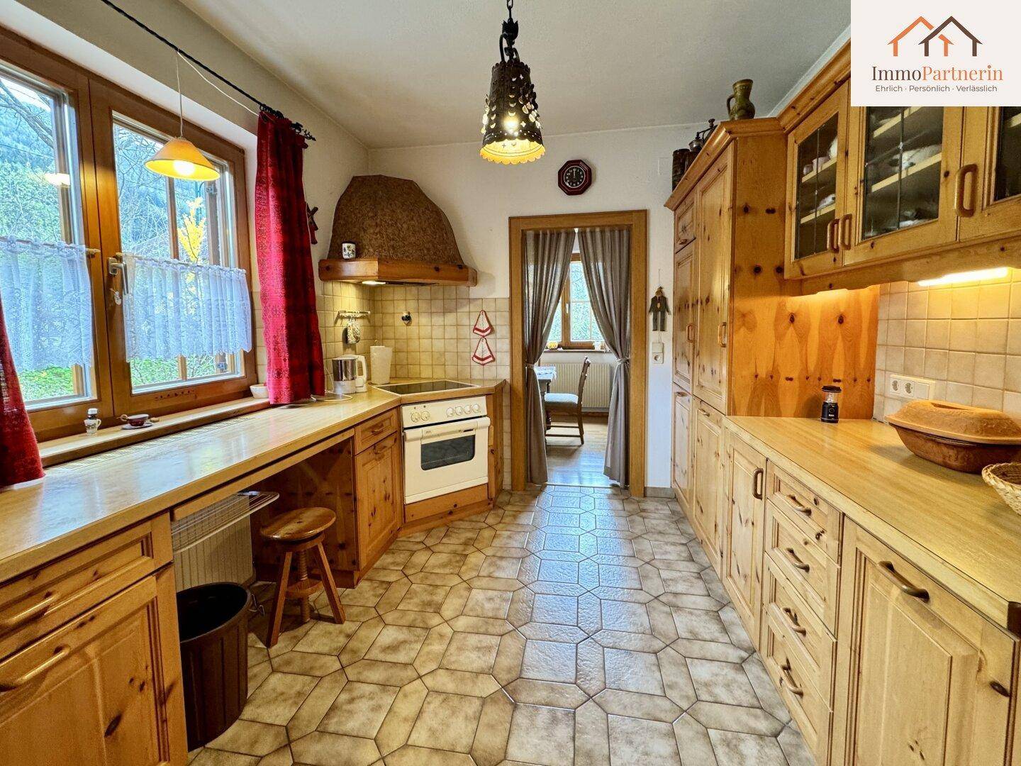 Charmantes Landhaus mit Alpenblick, 2.400 m² Bauland &amp; Ausbaupotenzial – pohled 4